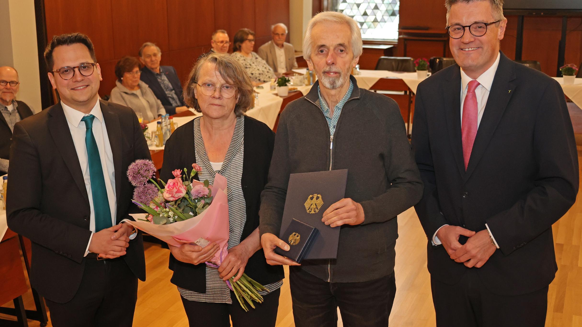 Wilfried Hammers (2.v.r.) erhielt jetzt von Städteregionsrat Dr. Tim Grüttemeier (rechts) das Bundesverdienstkreuz überreicht. Auch der Herzogenrather Bürgermeister Dr. Benjamin Fadavian (links) gratulierte Hammers und seiner Frau Uschi.