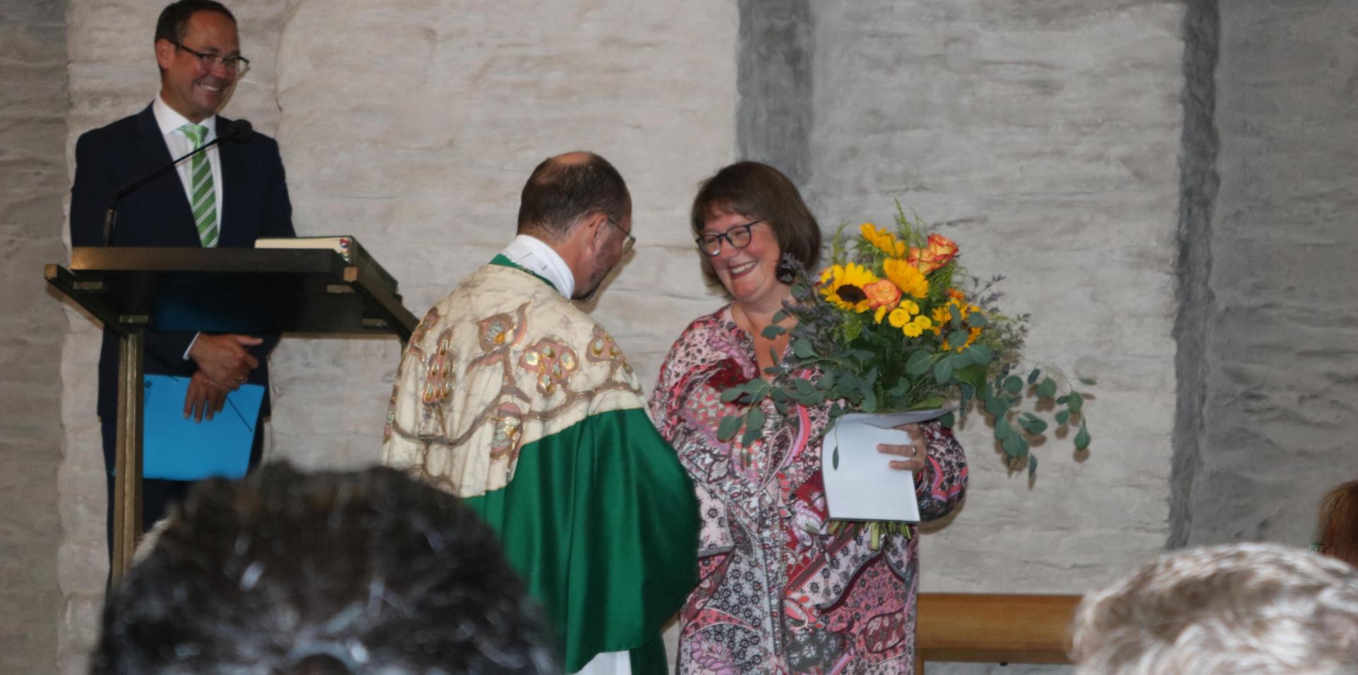 Generalvikar Dr. Andreas Frick gratuliert Sabine Pulsmeier