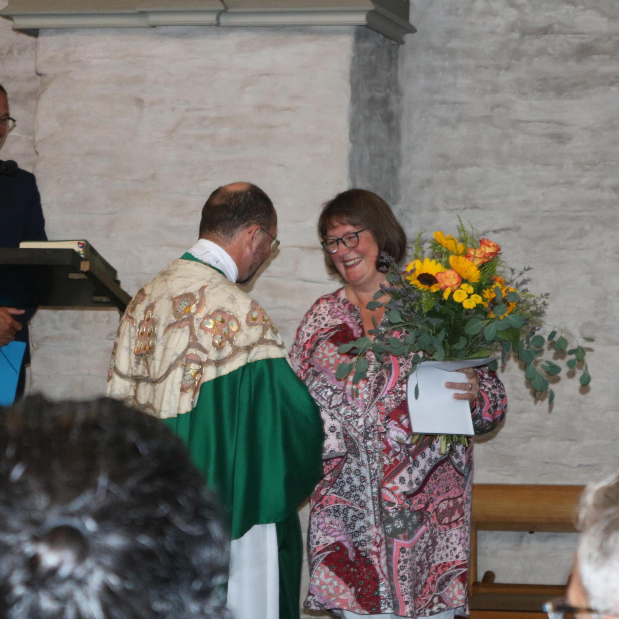 Generalvikar Dr. Andreas Frick gratuliert Sabine Pulsmeier