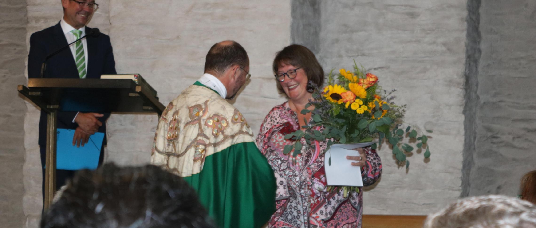 Generalvikar Dr. Andreas Frick gratuliert Sabine Pulsmeier