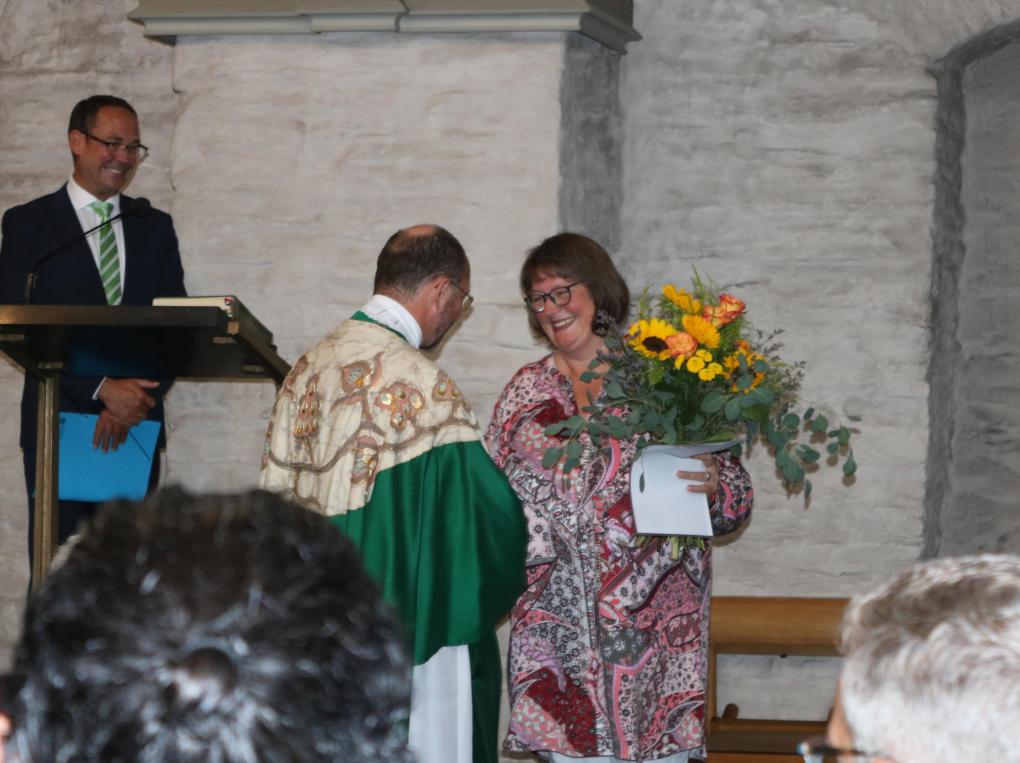 Generalvikar Dr. Andreas Frick gratuliert Sabine Pulsmeier
