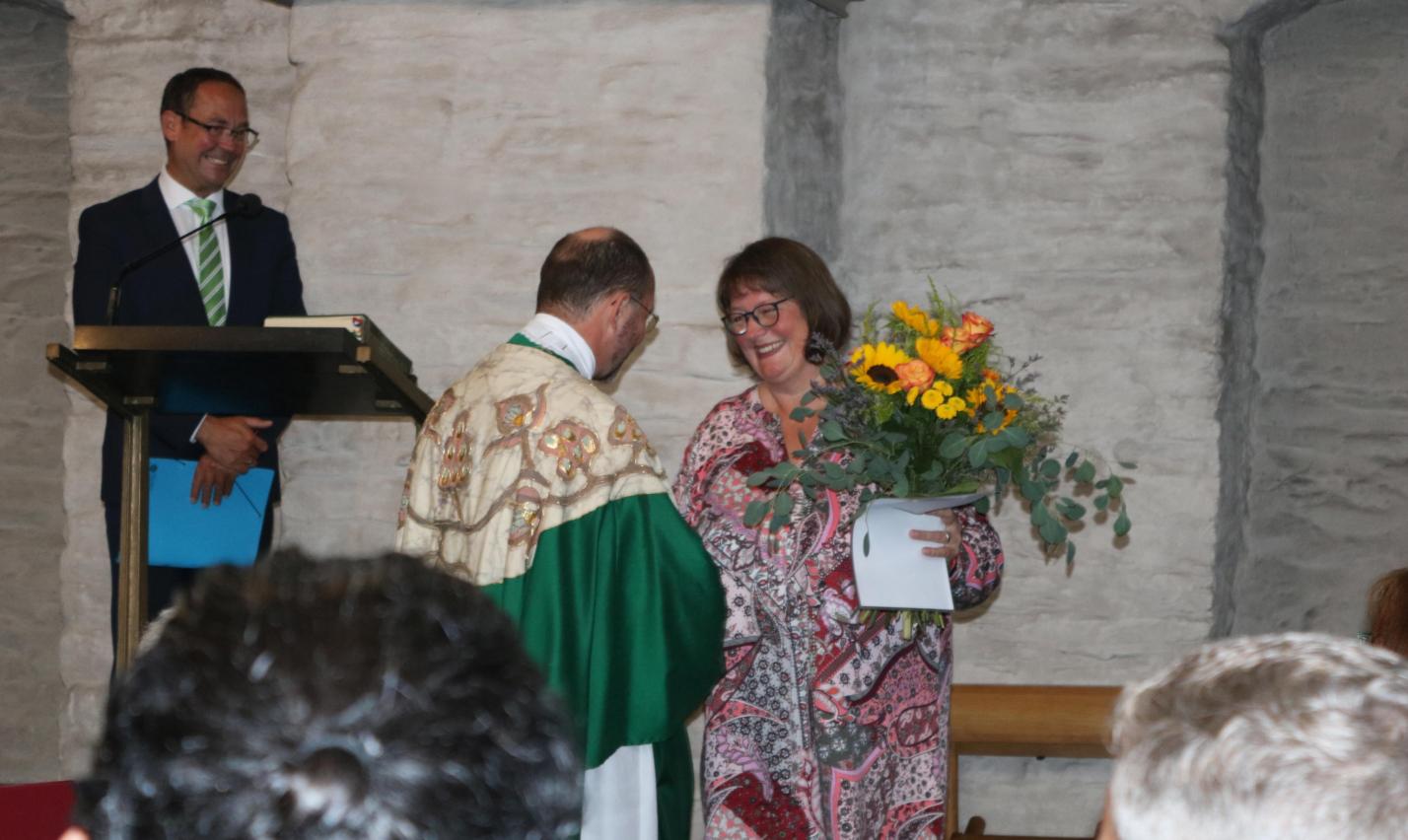 Generalvikar Dr. Andreas Frick gratuliert Sabine Pulsmeier