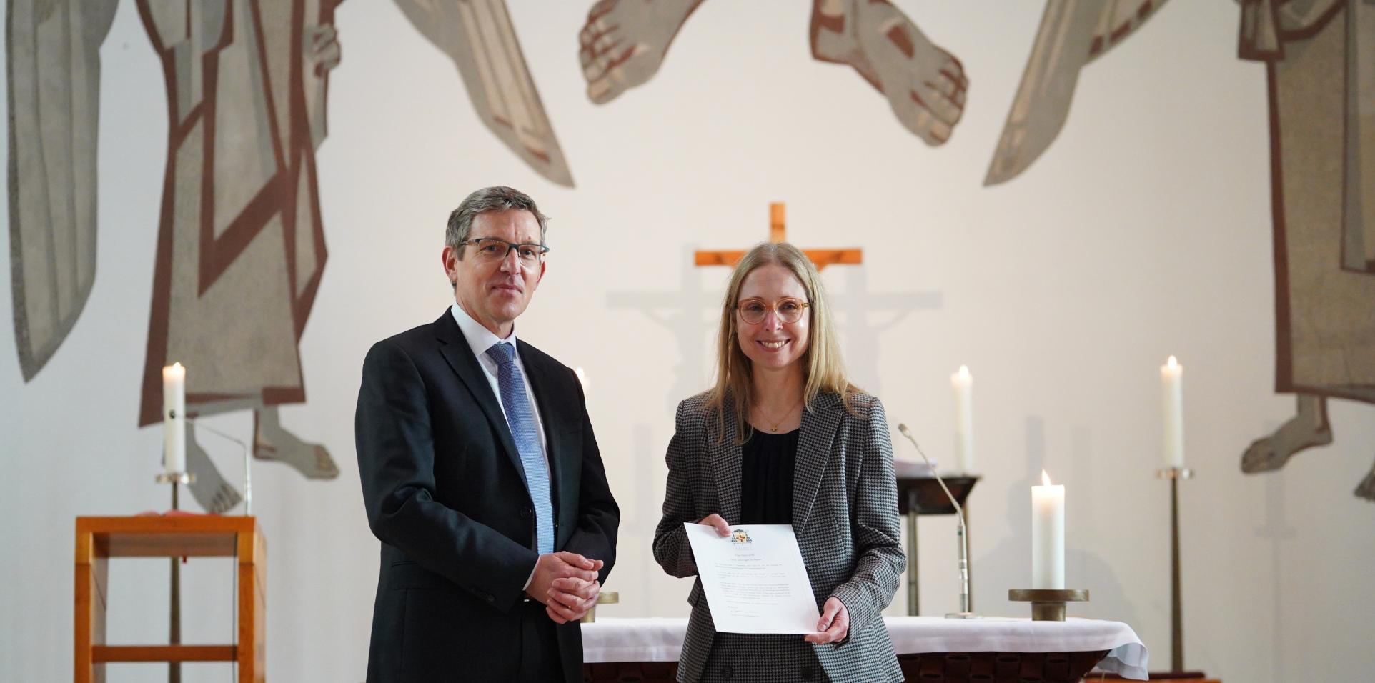 Anja Groth erhält Ernennungsurkunde zur Schulleiterin der Bischöflichen Liebfrauenschule Eschweiler