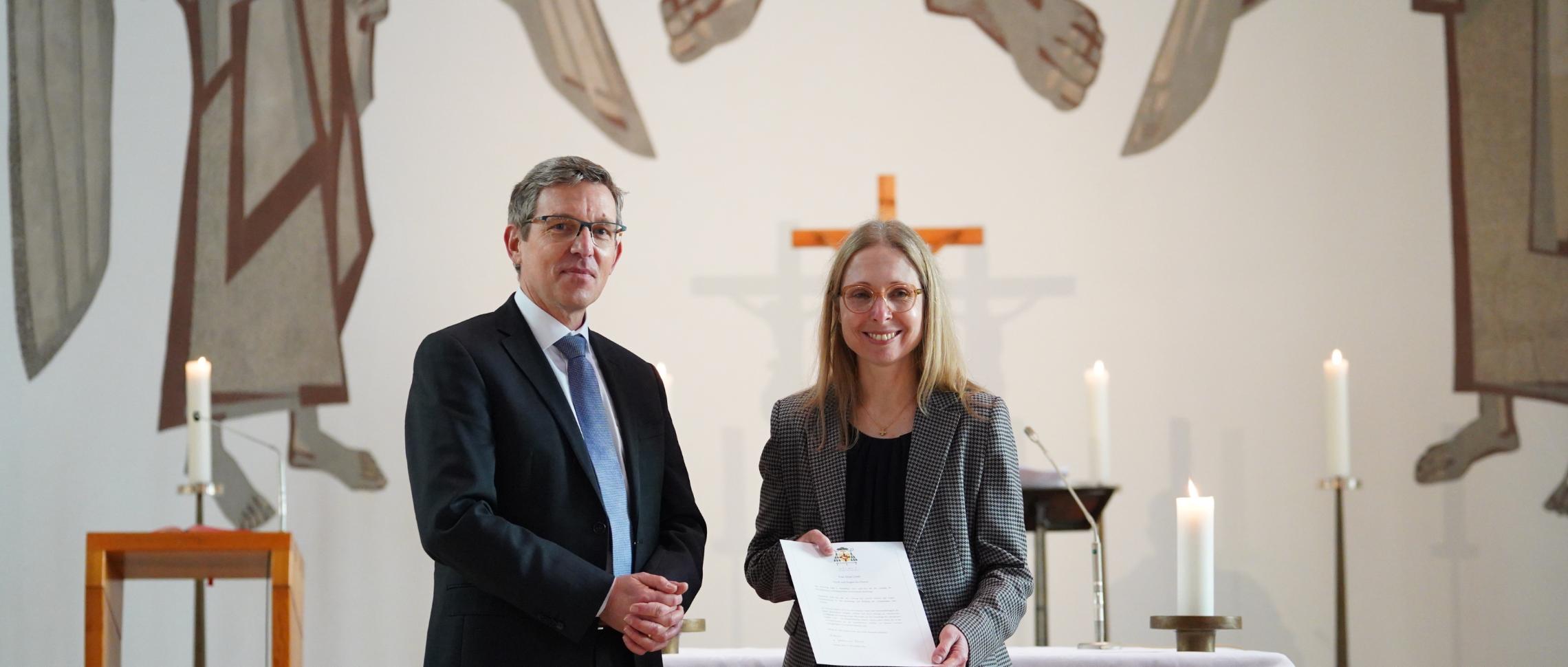Anja Groth erhält Ernennungsurkunde zur Schulleiterin der Bischöflichen Liebfrauenschule Eschweiler