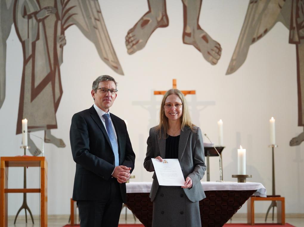 Anja Groth erhält Ernennungsurkunde zur Schulleiterin der Bischöflichen Liebfrauenschule Eschweiler