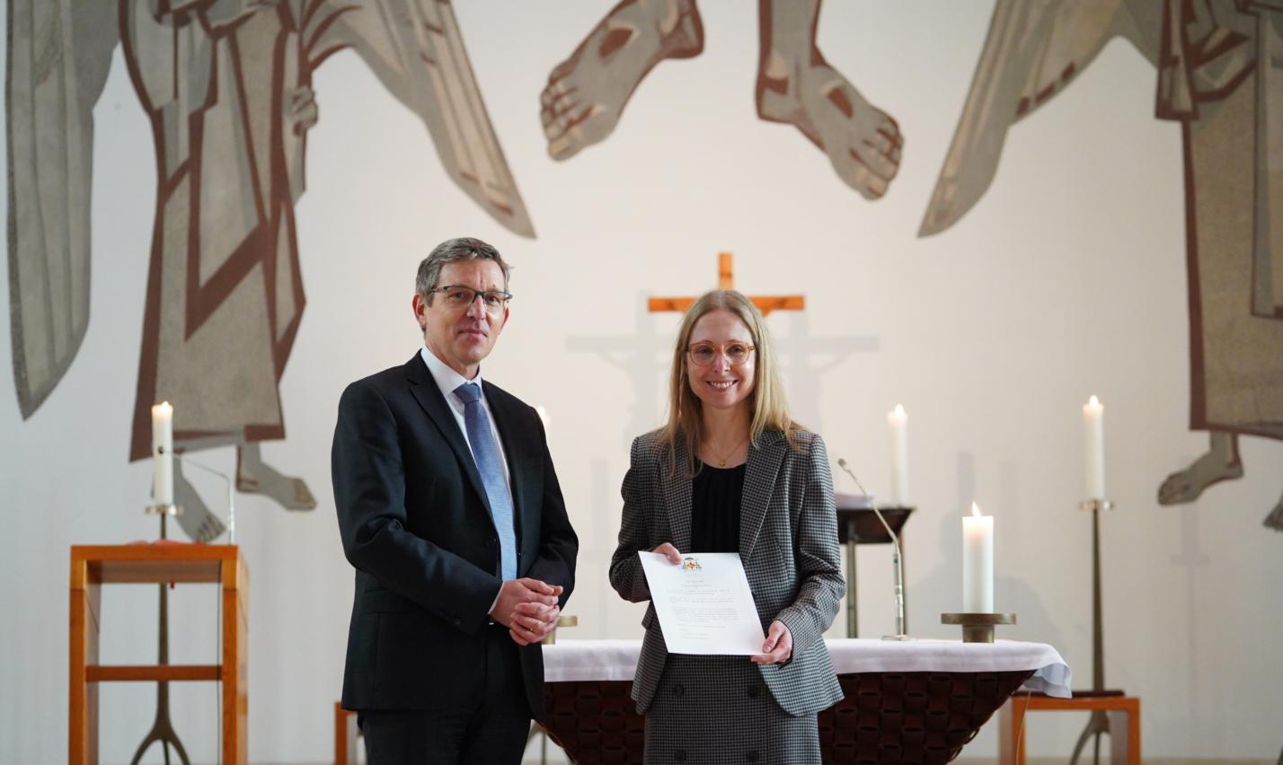 Anja Groth erhält Ernennungsurkunde zur Schulleiterin der Bischöflichen Liebfrauenschule Eschweiler