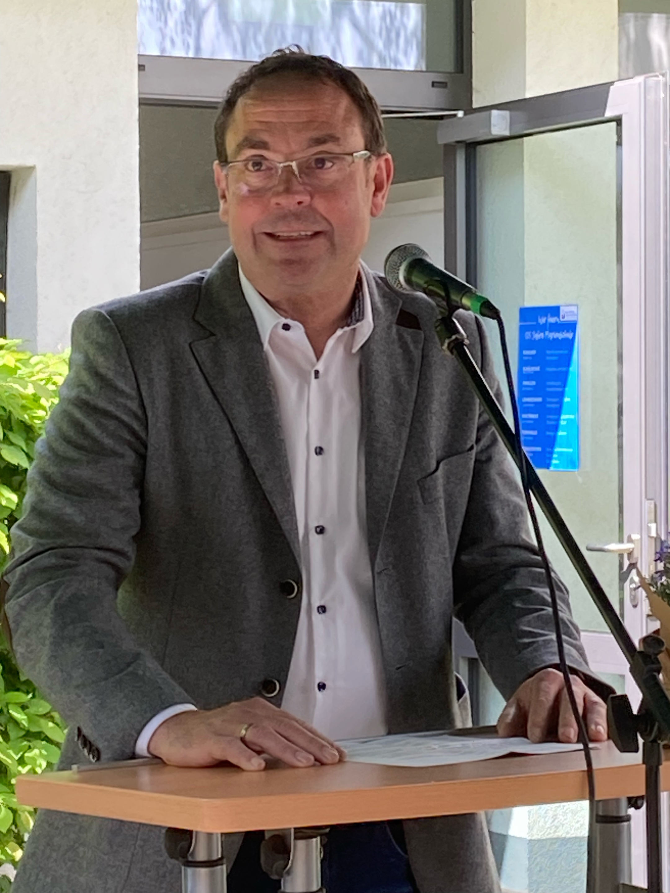 Carsten Gier, Leiter der Abteilung Schule und Hochschule, gratulierte als Vertreter der Schulträgers