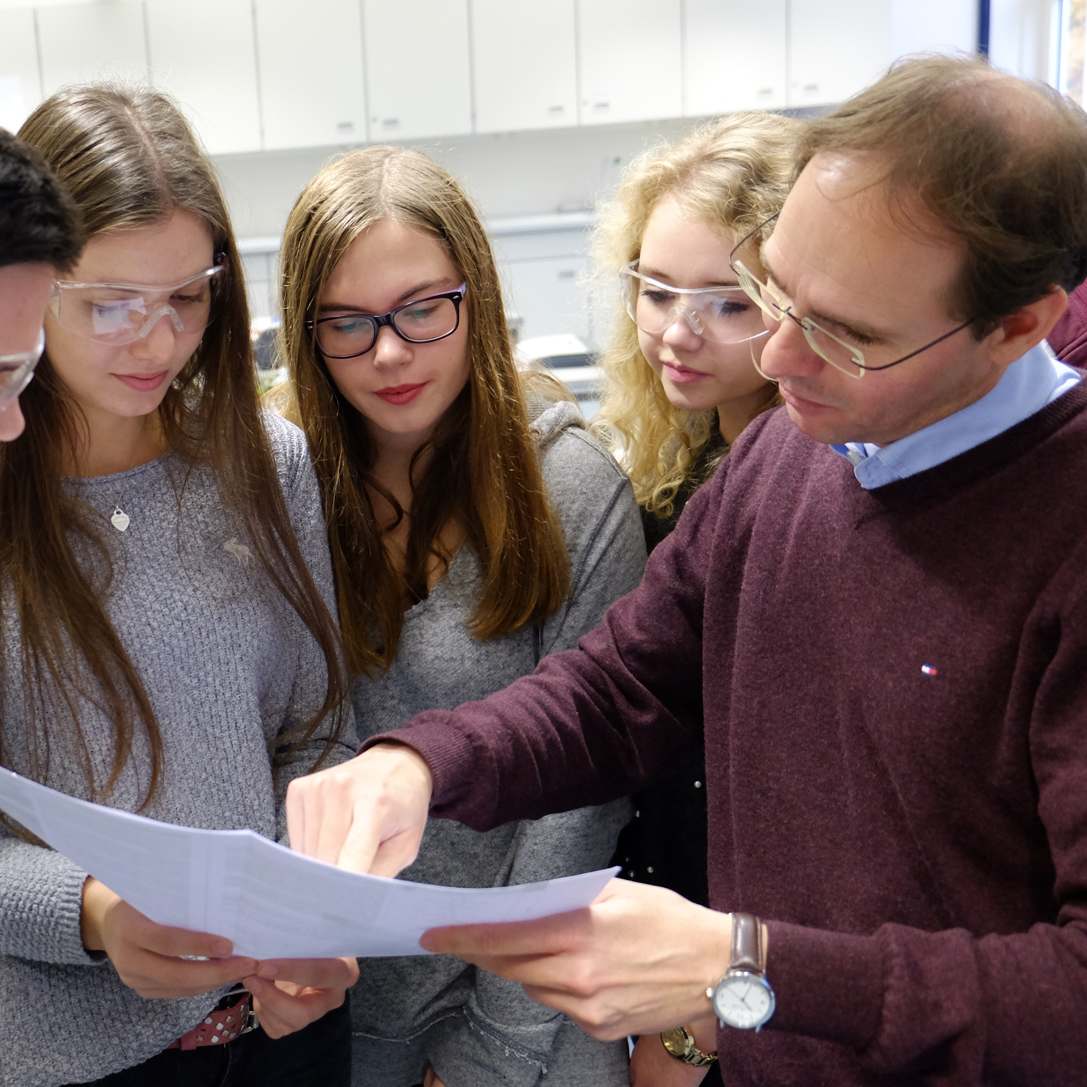 Bild Lehrer und SchülerInnen
