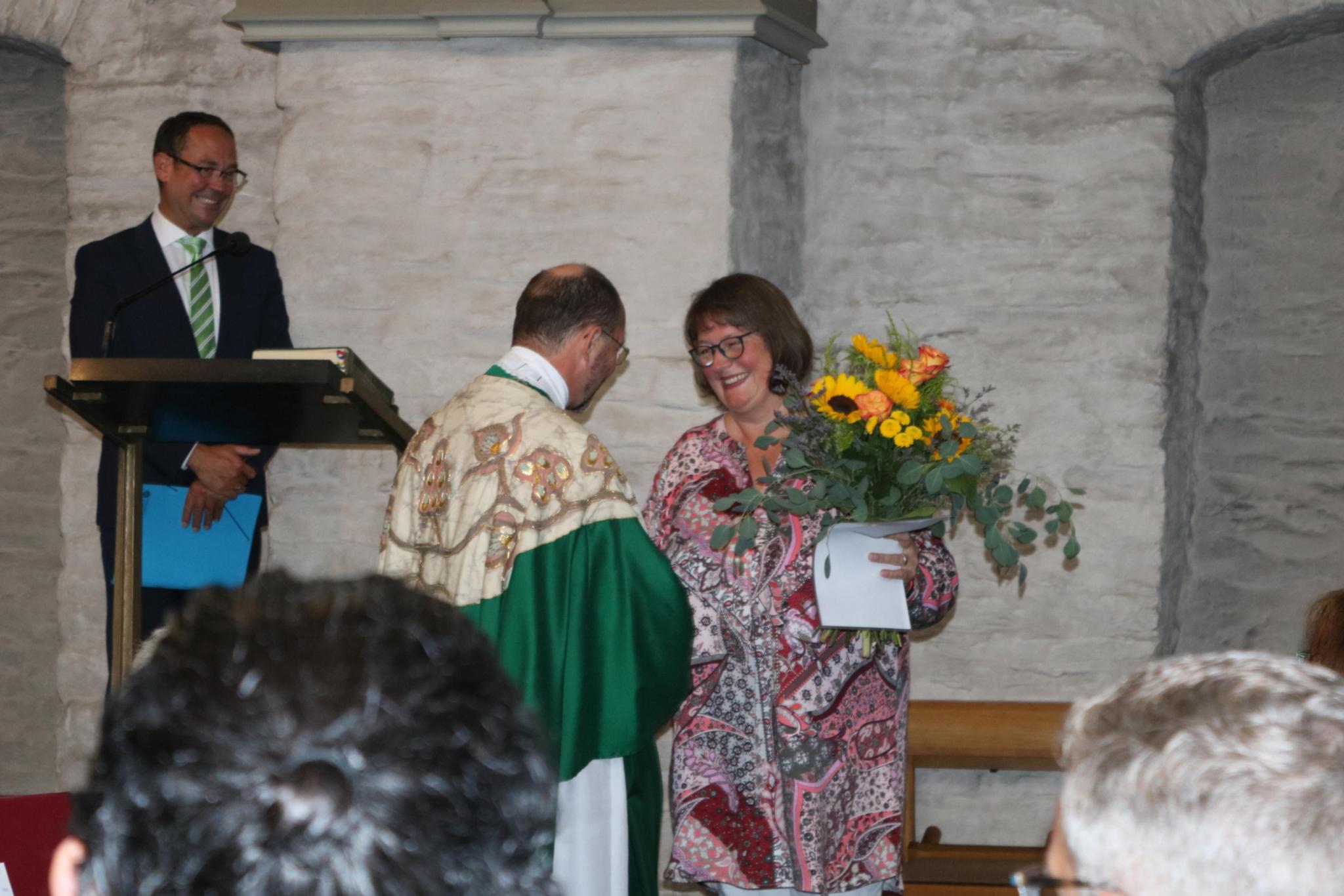 Generalvikar Dr. Andreas Frick gratuliert Sabine Pulsmeier