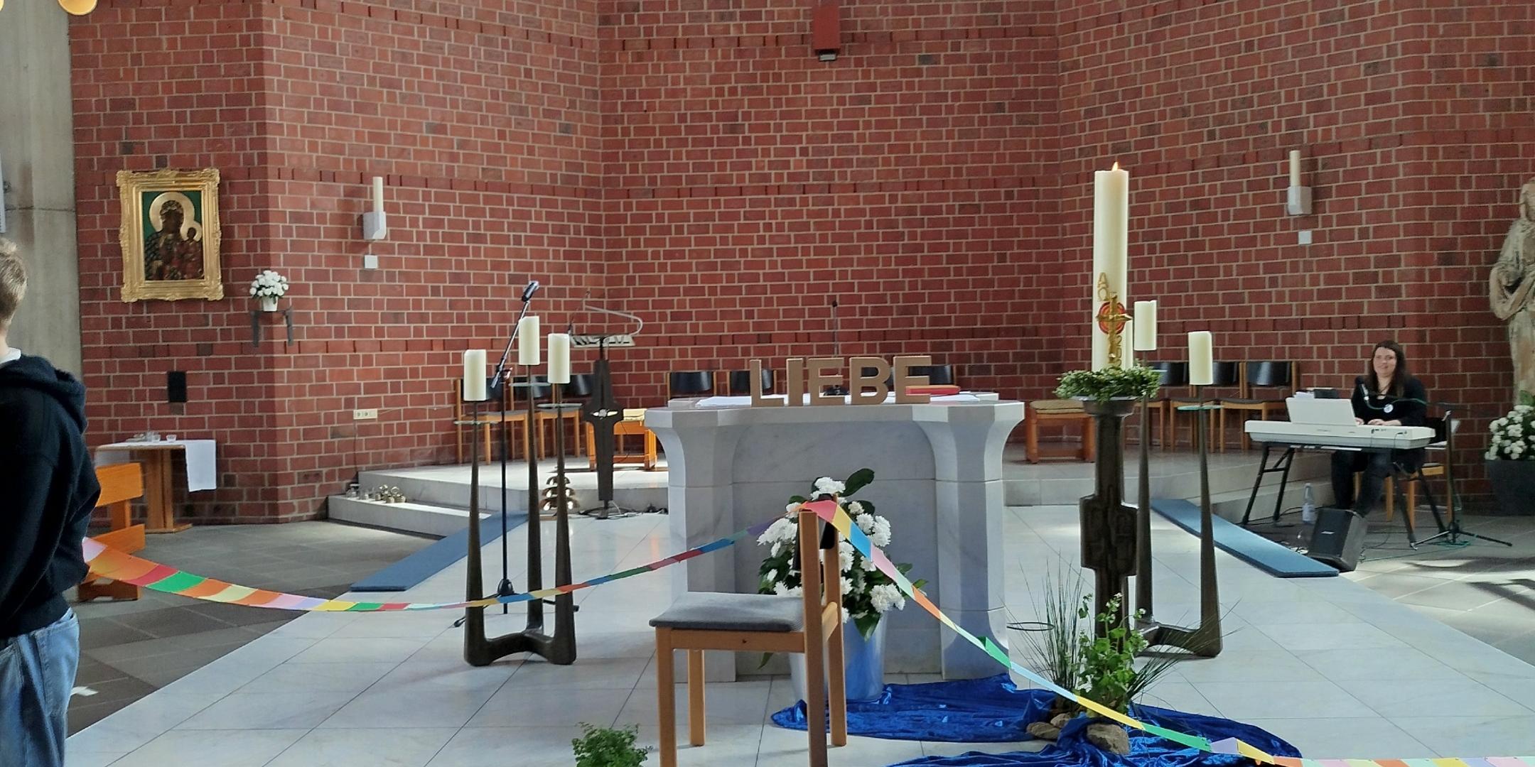 Bunte Tonpapierstreifen symbolisieren die Vernetzung und Vielfalt innerhalb der Schulgemeinde der Marienschule