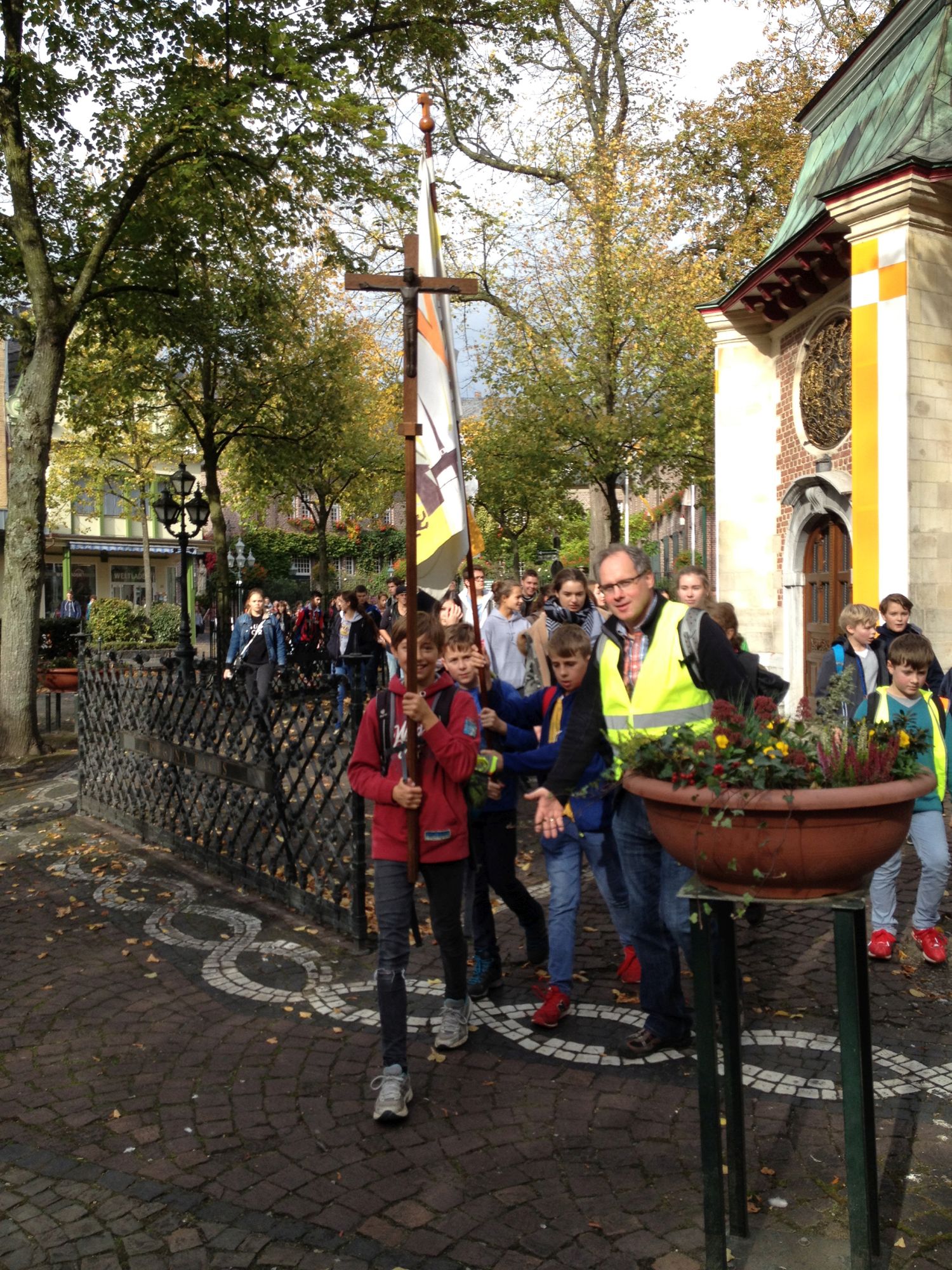 Zehn bis 45 Kilometer sind die Mädchen und Jungen von Mönchengladbach nach Kevelaer gepilgert. In kleinen Gruppen sind sie in den Ort eingezogen.