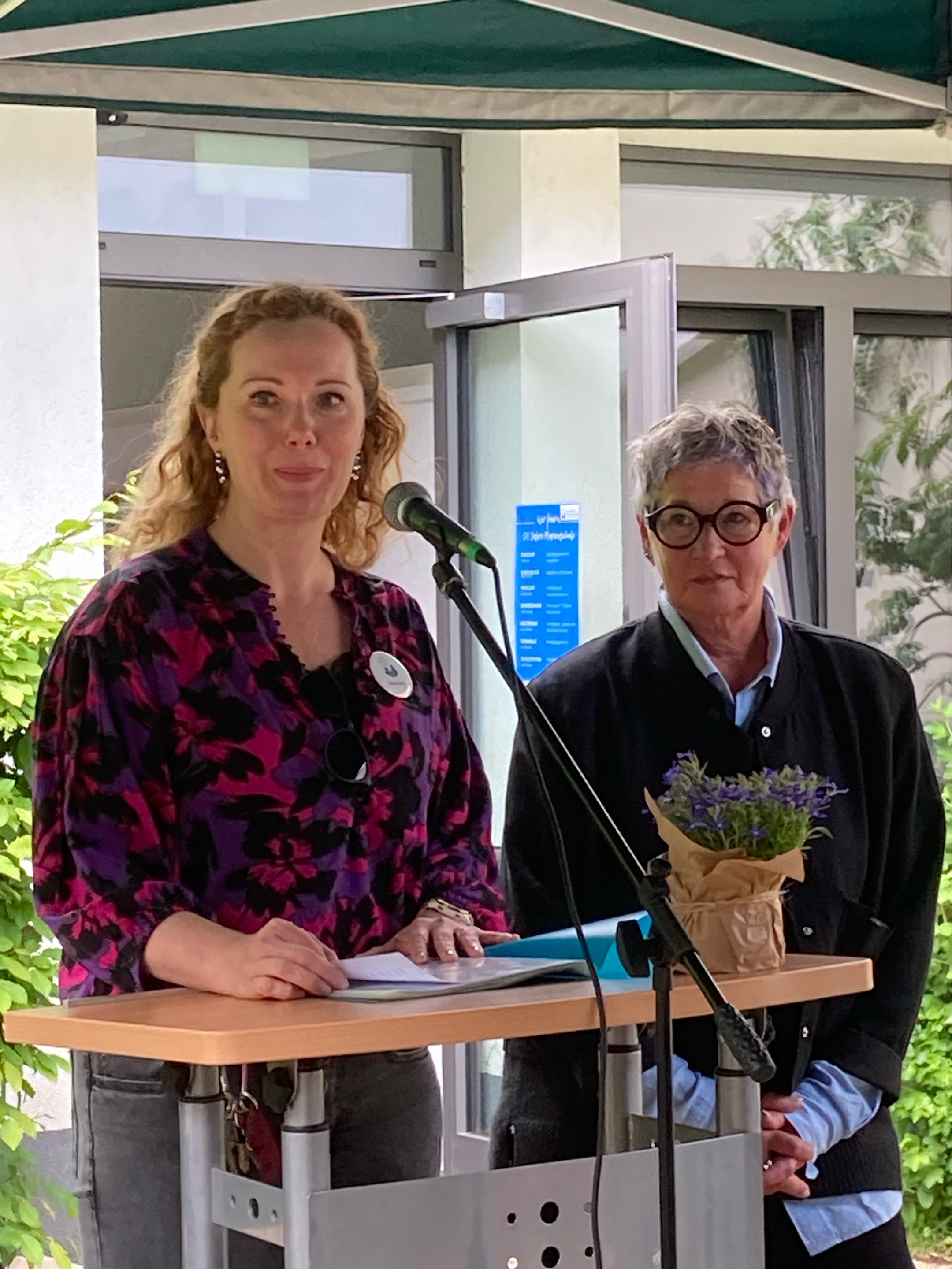 Daniela Lang (links), Schulleiterin der Marienschule, begrüßt, gemeinsam mit Ihrer Stellvertreterin, Birgitta Bartels-Scharping, die anwesenden Gäste
