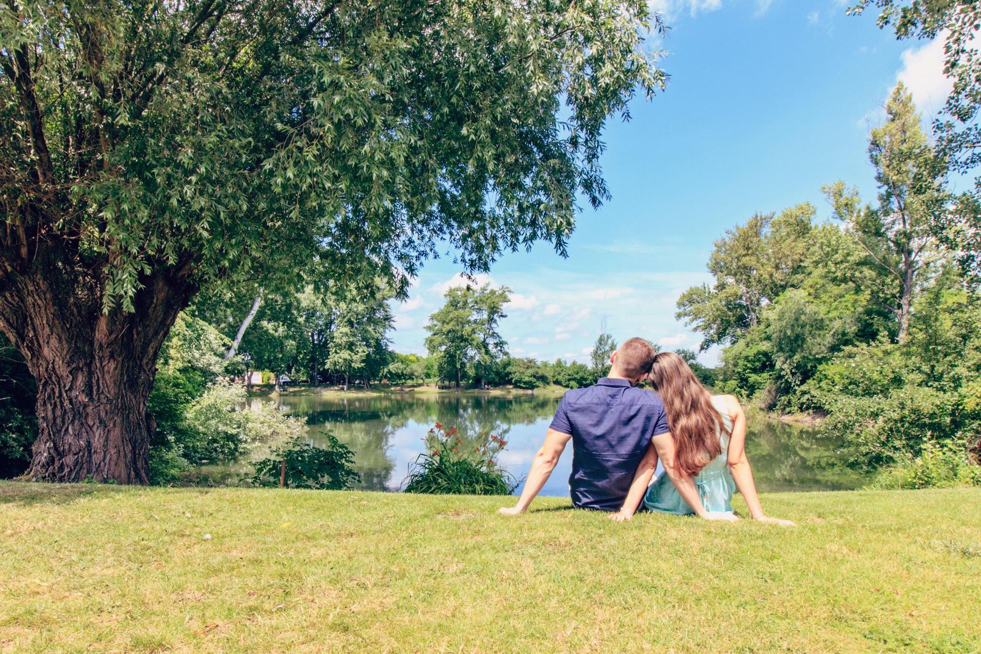 Paar auf Wiese