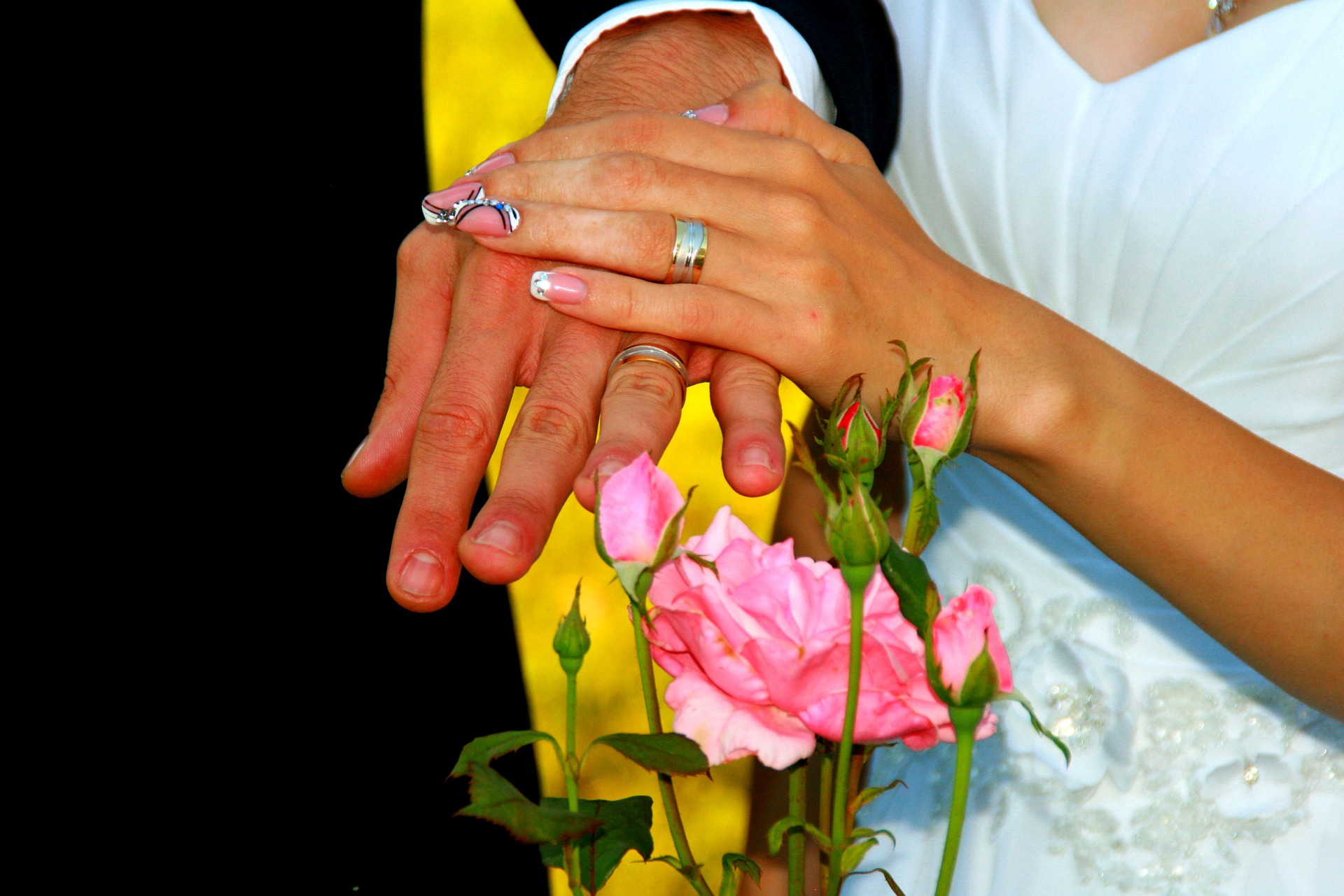 Paar mit Ringen und Rosen