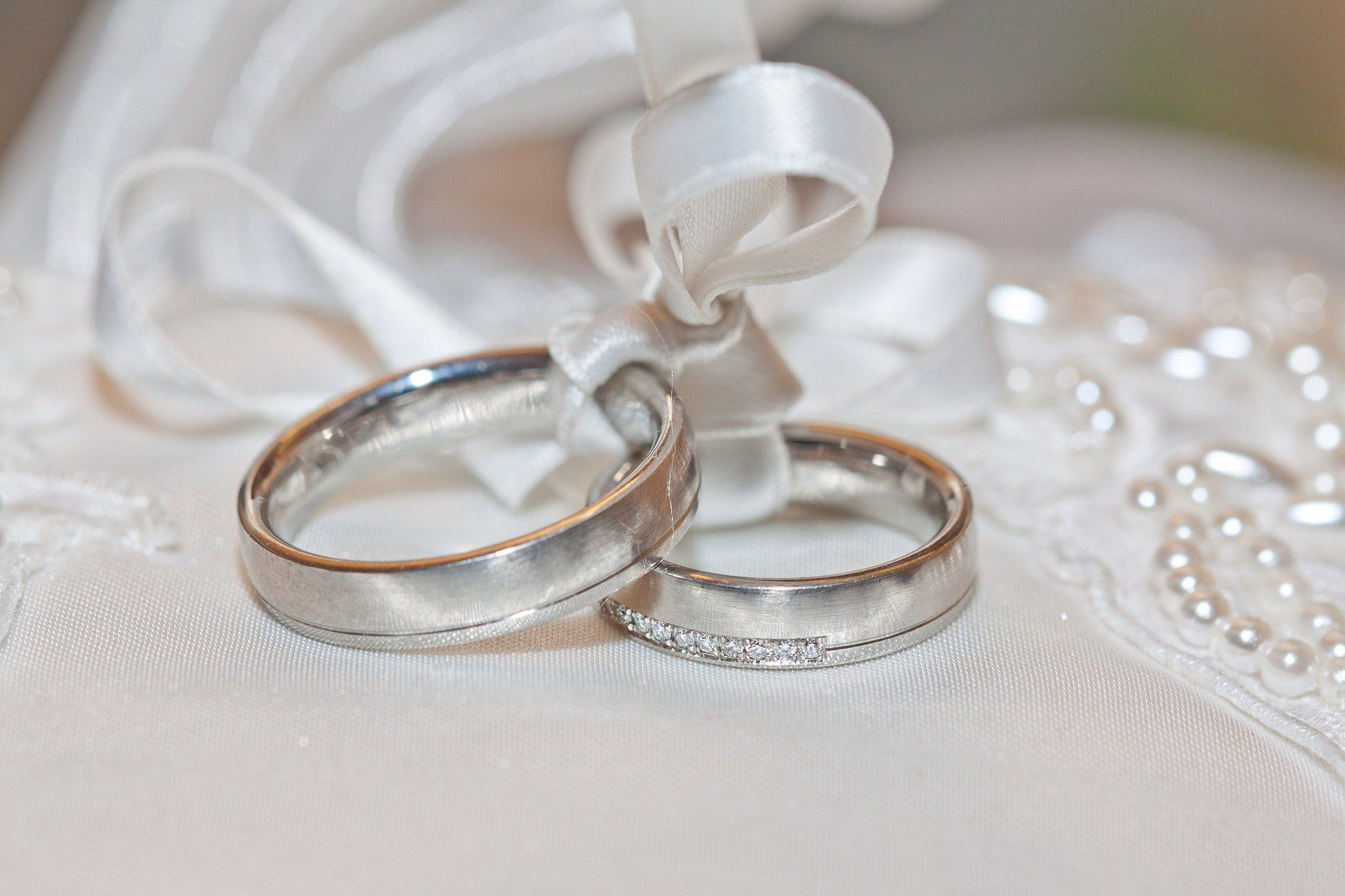 Ringe an weißem Band
