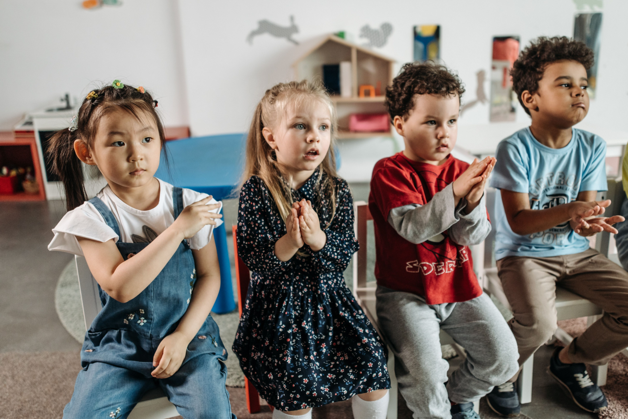 Kindergottesdienst Kita-Kinder beim Singen mit Gesten