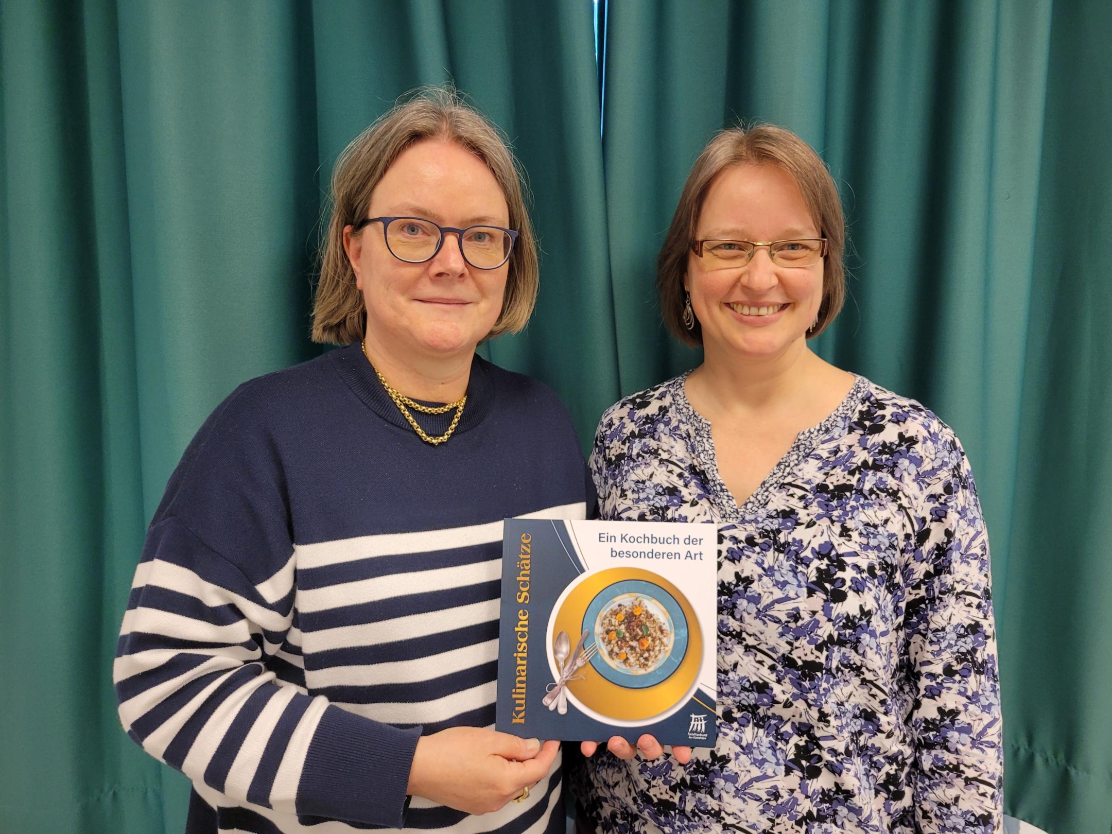 Anne Embser, Vorsitzende des Familienbundes, und Diana Emmelheinz, Geschäftsführende des Familienbundes, mit dem Kochbuch