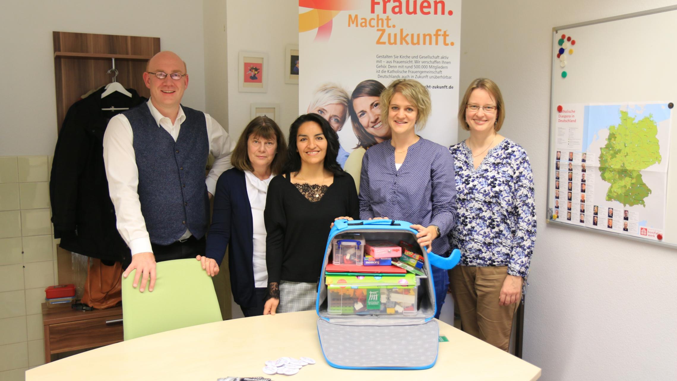 Überreichung Familienkiste kfd