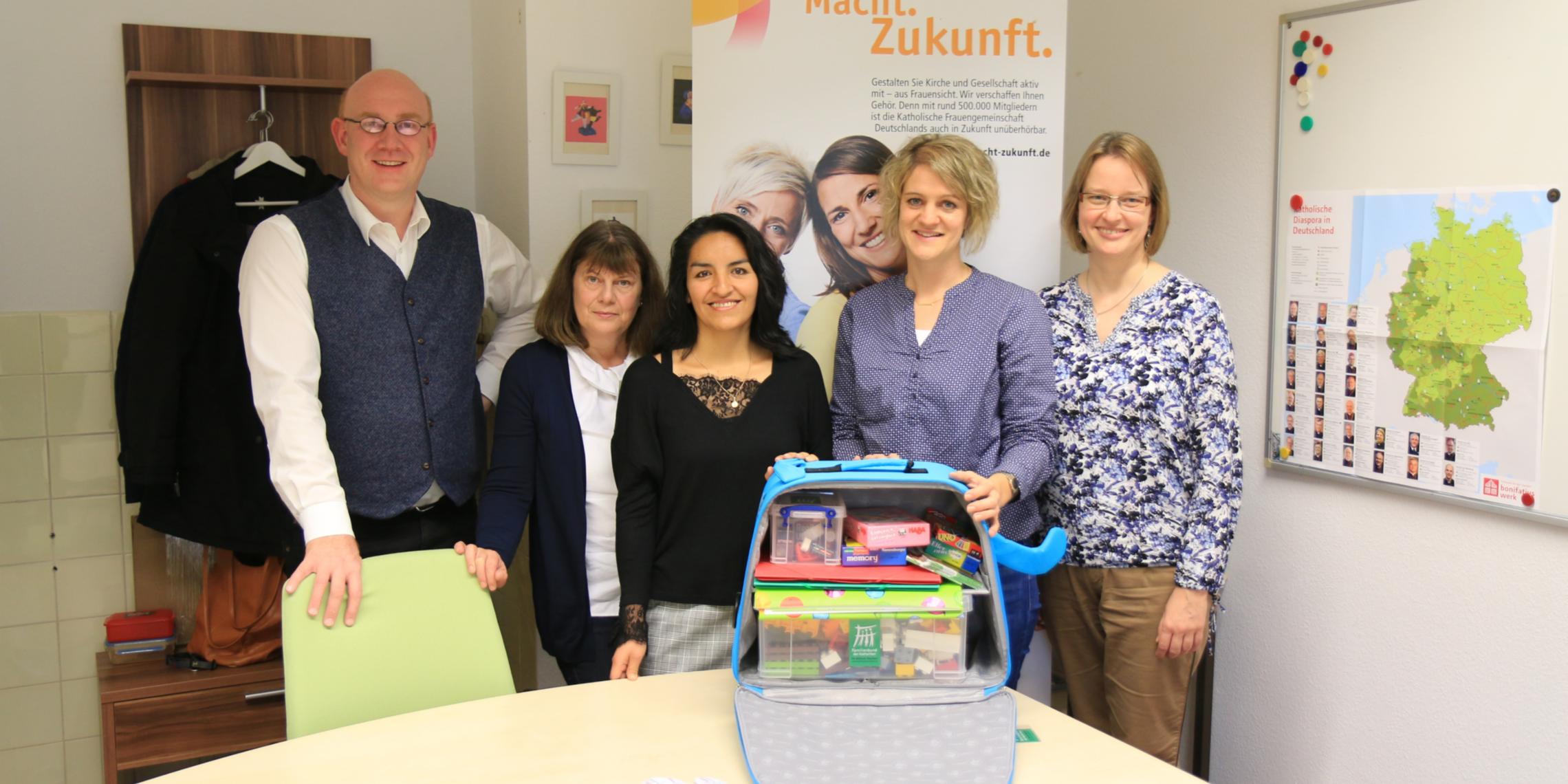 Überreichung Familienkiste kfd