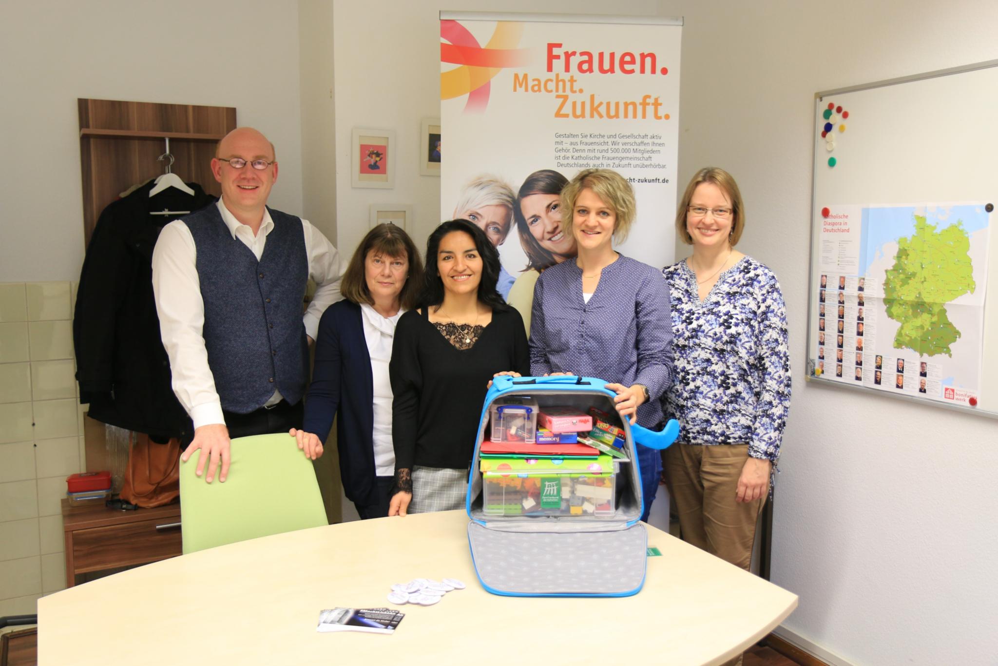 Überreichung Familienkiste kfd