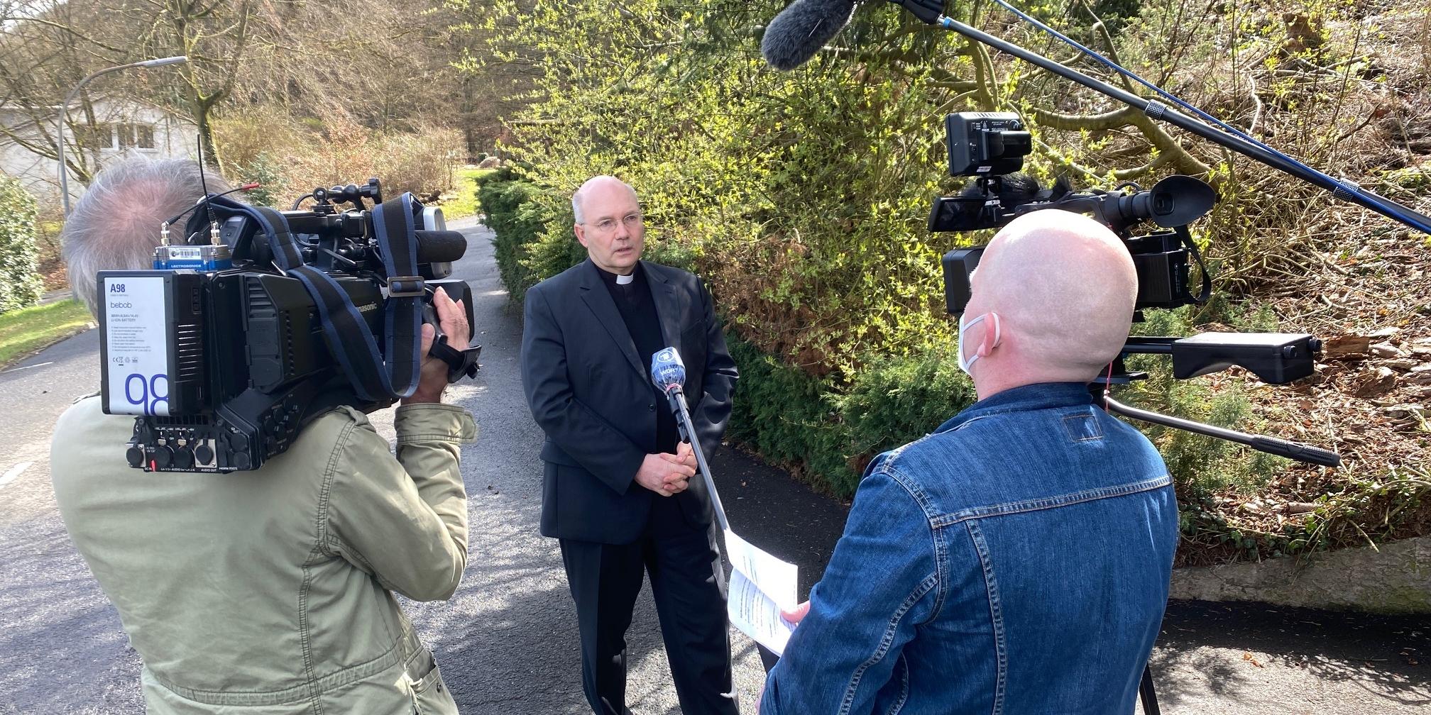 Großes Medieninteresse bei der Übergabe der Unterschriften an Birgit Mock und Bischof Helmut Dieser.