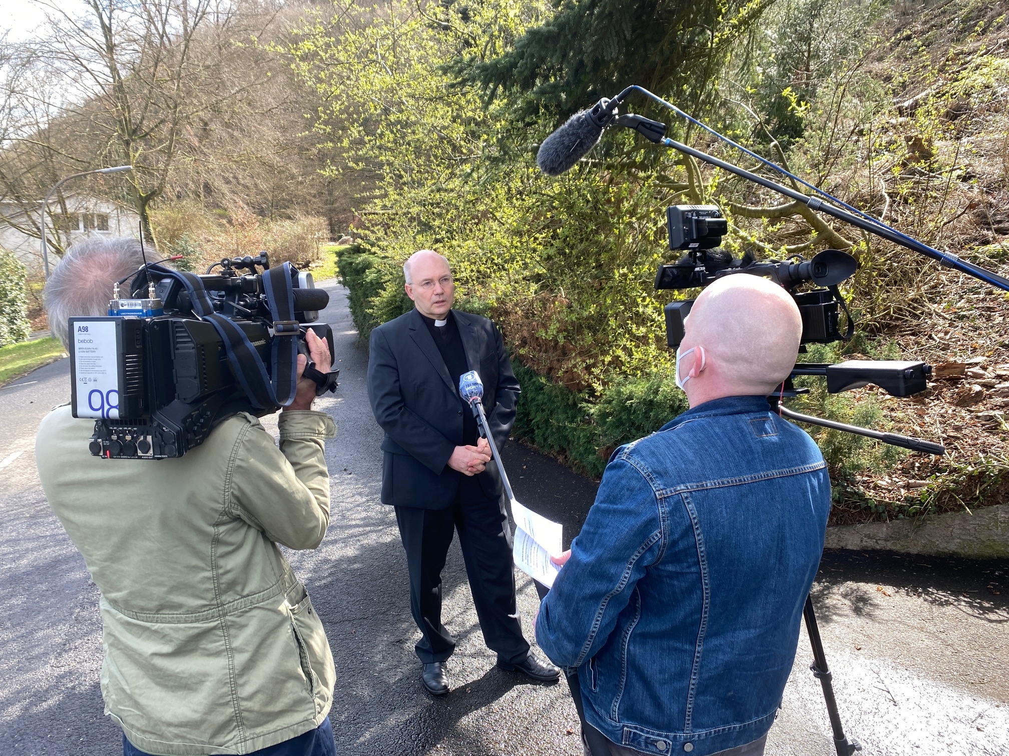 Großes Medieninteresse bei der Übergabe der Unterschriften an Birgit Mock und Bischof Helmut Dieser.