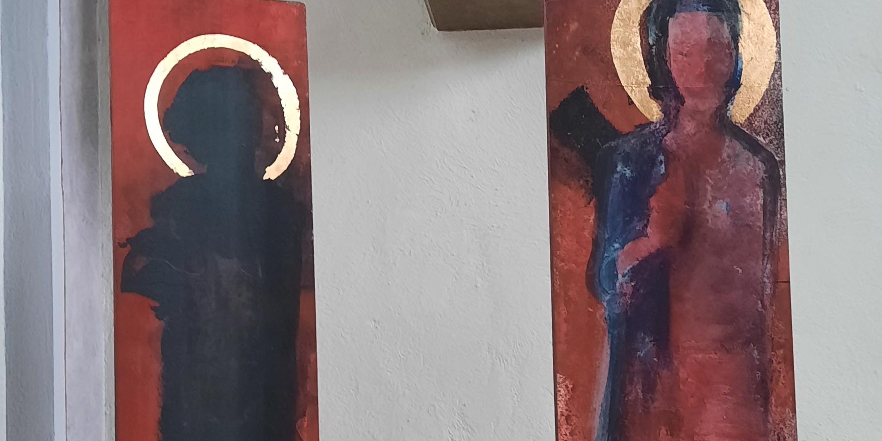 Einweihung Apostelinnenleuchter: Die beiden abgebildeten Stelen stammen aus dem Zwölfer Zyklus „Anonyme Apostelinnen“ der Krefelder Künstlerin Violetta Zerni.