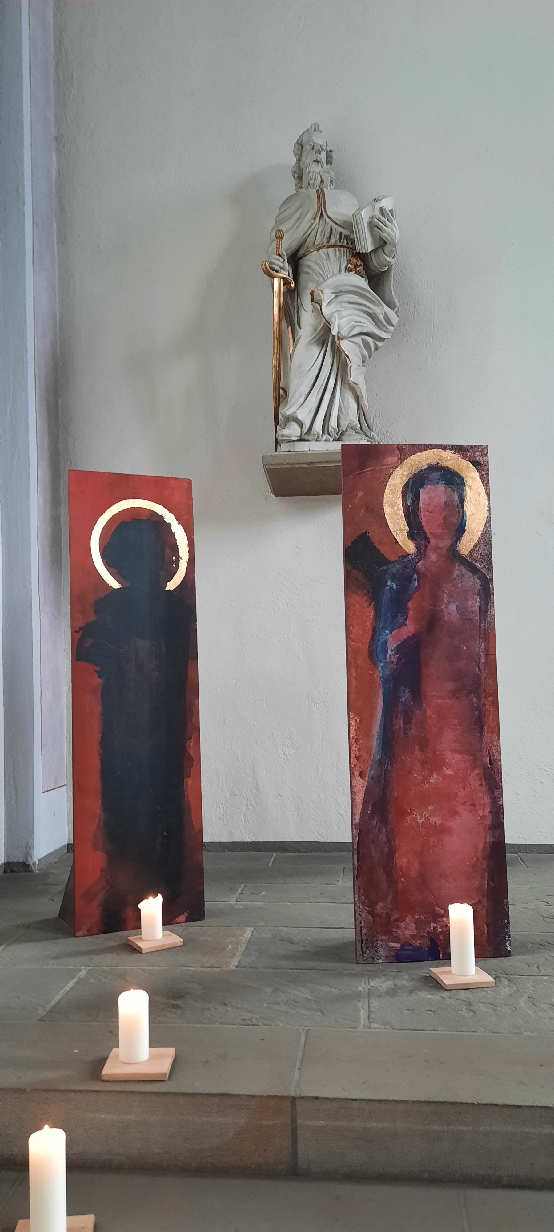 Einweihung Apostelinnenleuchter: Die beiden abgebildeten Stelen stammen aus dem Zwölfer Zyklus „Anonyme Apostelinnen“ der Krefelder Künstlerin Violetta Zerni.