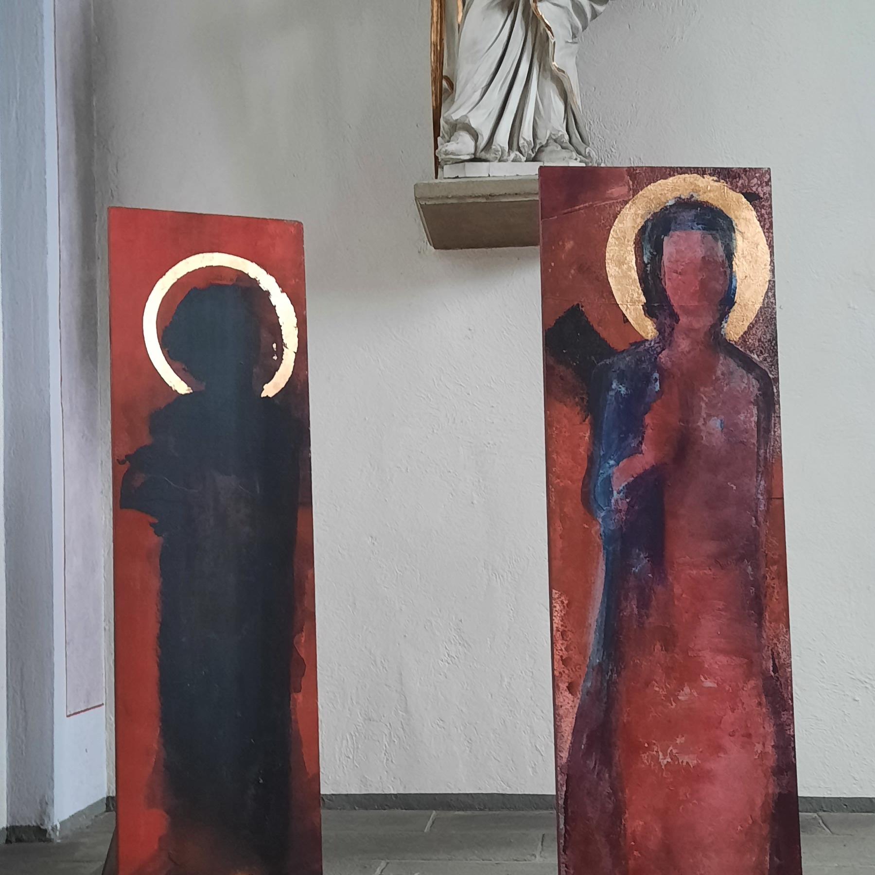 Einweihung Apostelinnenleuchter: Die beiden abgebildeten Stelen stammen aus dem Zwölfer Zyklus „Anonyme Apostelinnen“ der Krefelder Künstlerin Violetta Zerni.