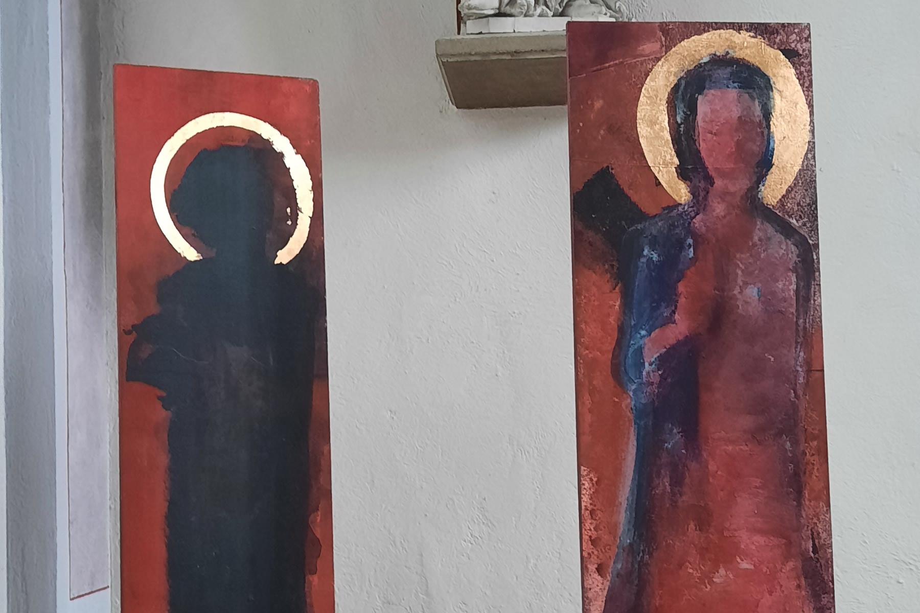 Einweihung Apostelinnenleuchter: Die beiden abgebildeten Stelen stammen aus dem Zwölfer Zyklus „Anonyme Apostelinnen“ der Krefelder Künstlerin Violetta Zerni.