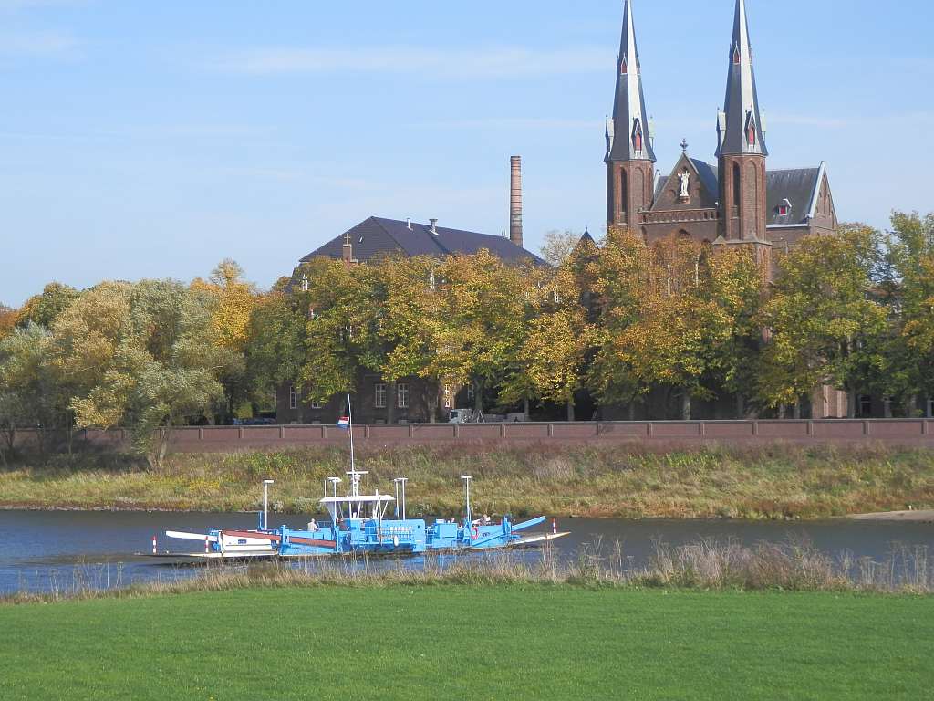 Maas-Fähre und Klosterkirche St. Michael (c) am Samstag, den 2.9.2023 an die Maas