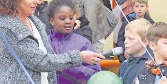 Interviews, Rätselfragen und jede Menge Spiele: Auf dem Kinderfest in Jüchen
bekannten sich alle als „Kinder einer Welt“.