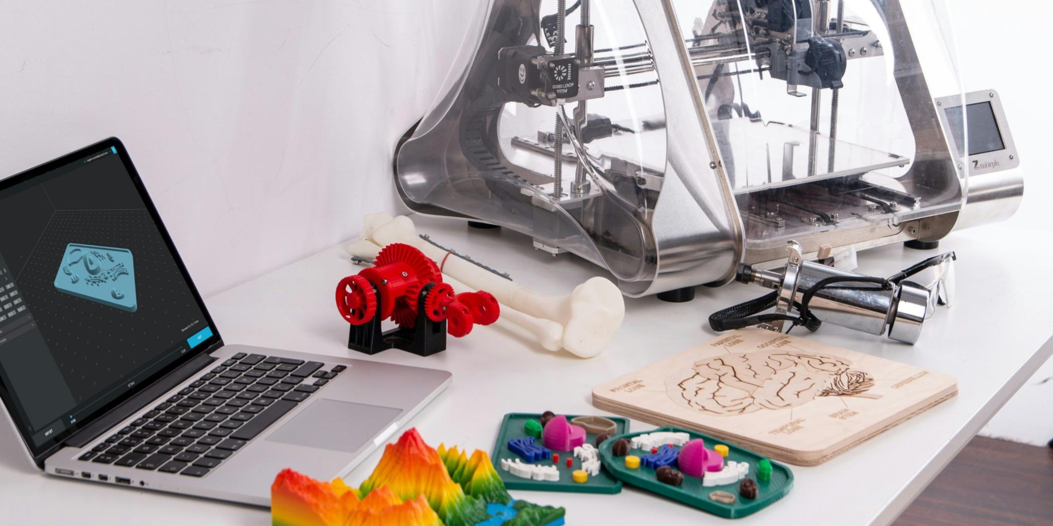 Bild zeigt einen 3D-Drucker, einen Laptop und andere technische Geräte