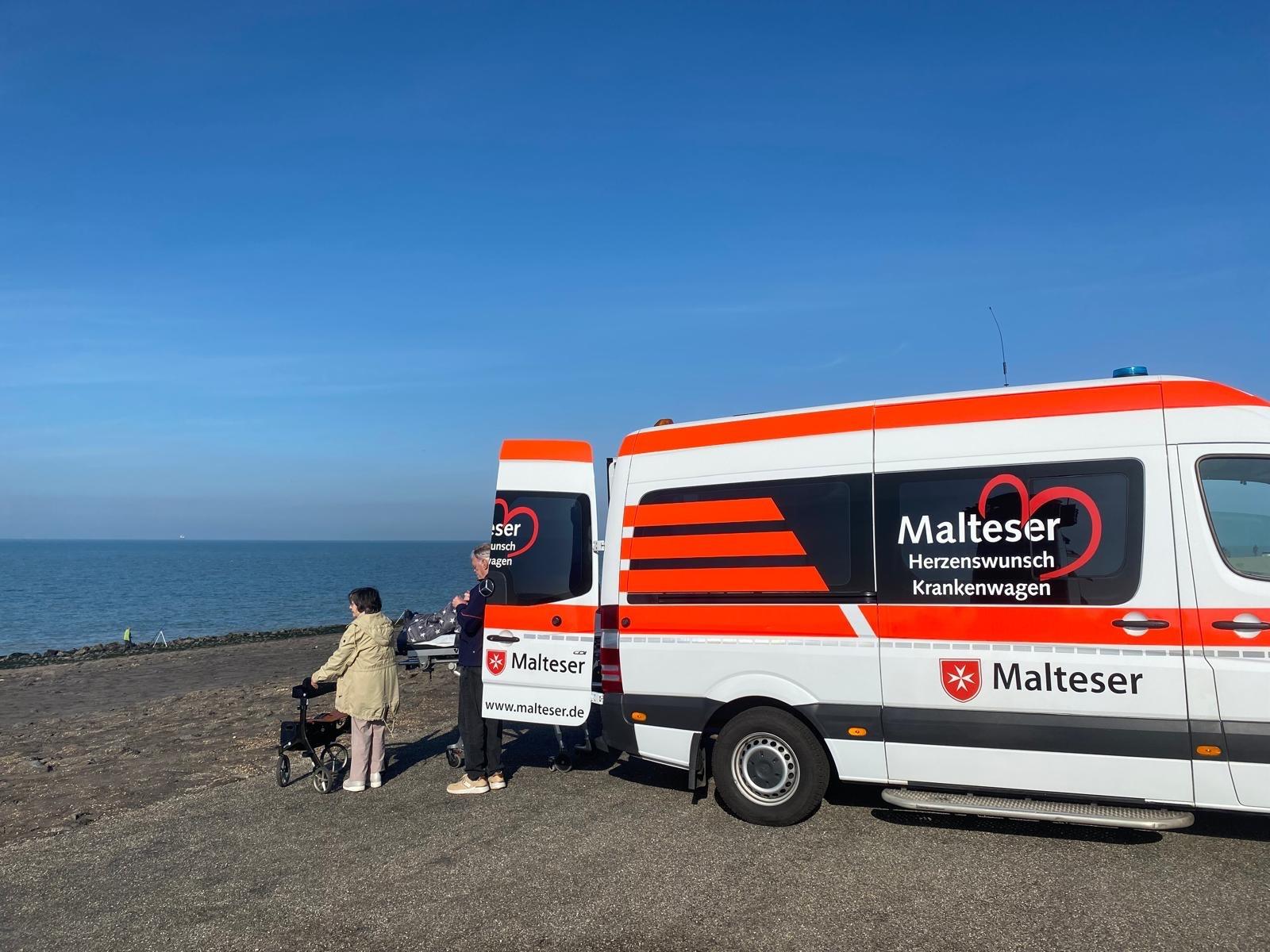 Herzenswunsch-Krankenwagen am Meer