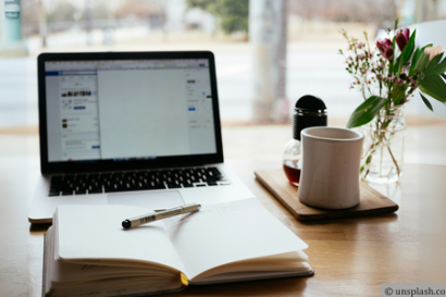 Laptop mit Arbeitsmaterialien