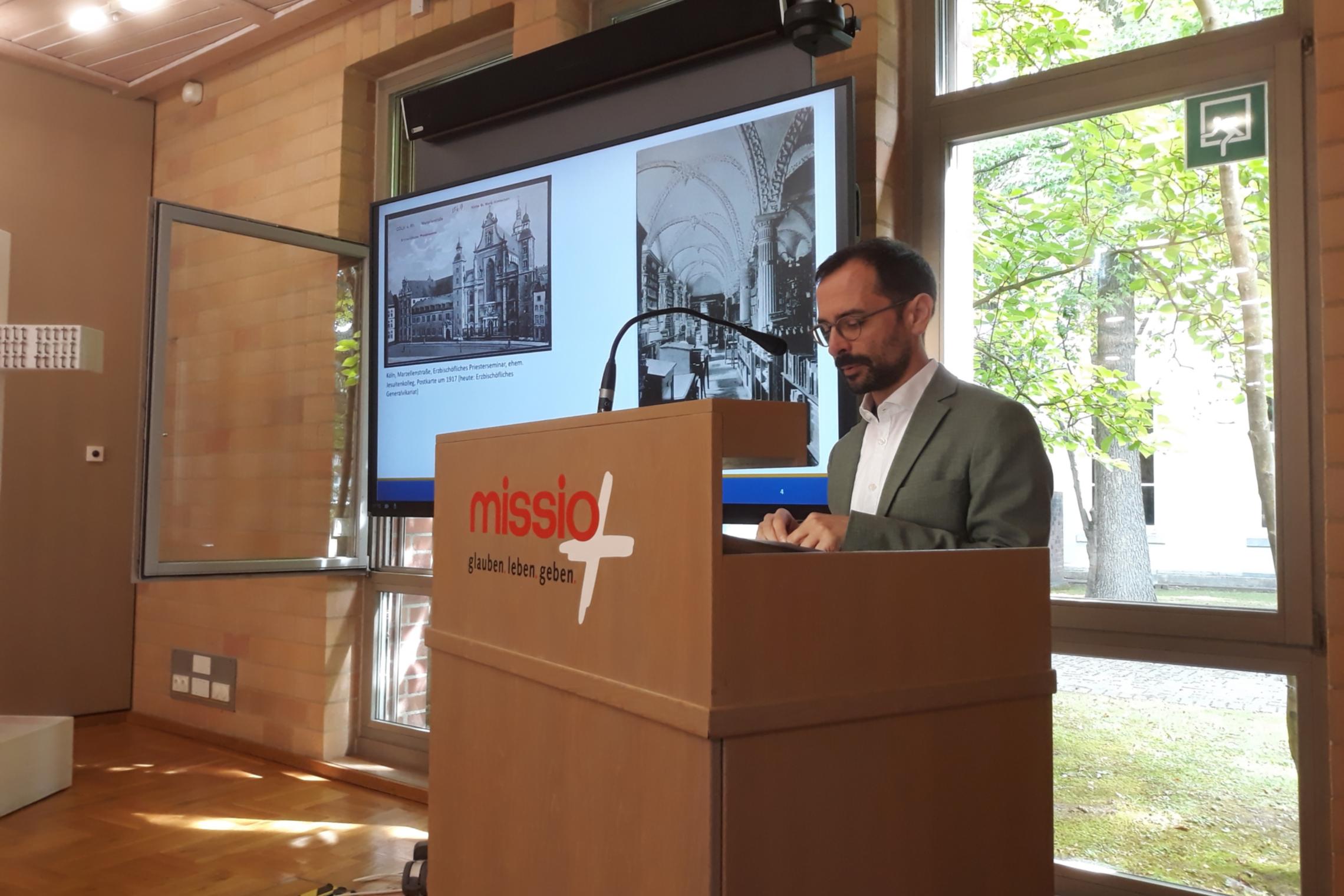 Der Redner ist Benjamin Heu, Erzbischöfliche Diözesan- und Dombibliothek Köln