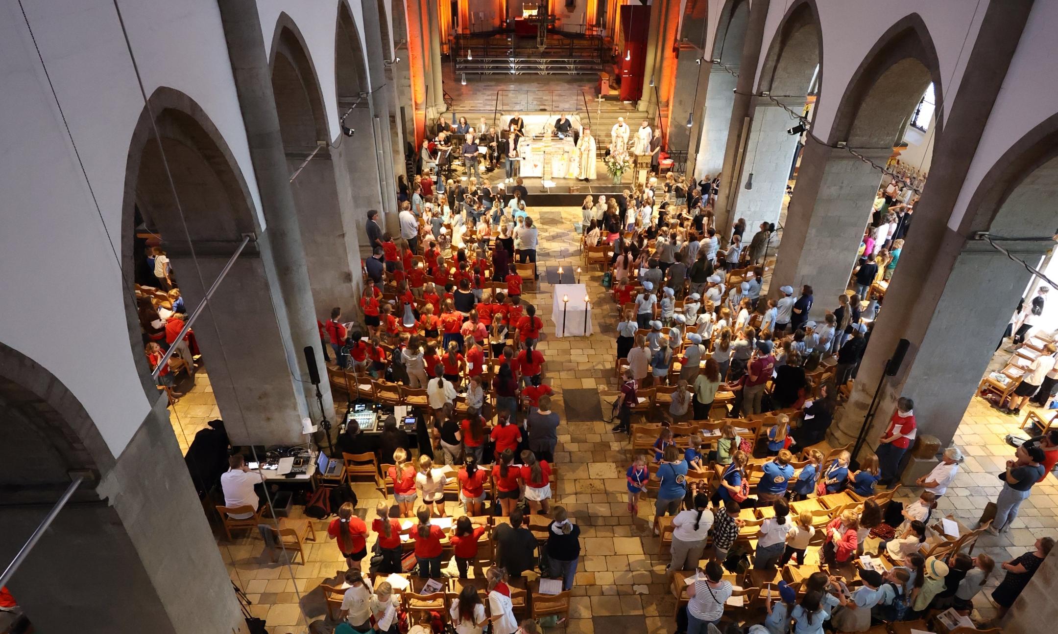 Über 400 Kinder - Verwoben bei der Heiligtumsfahrt