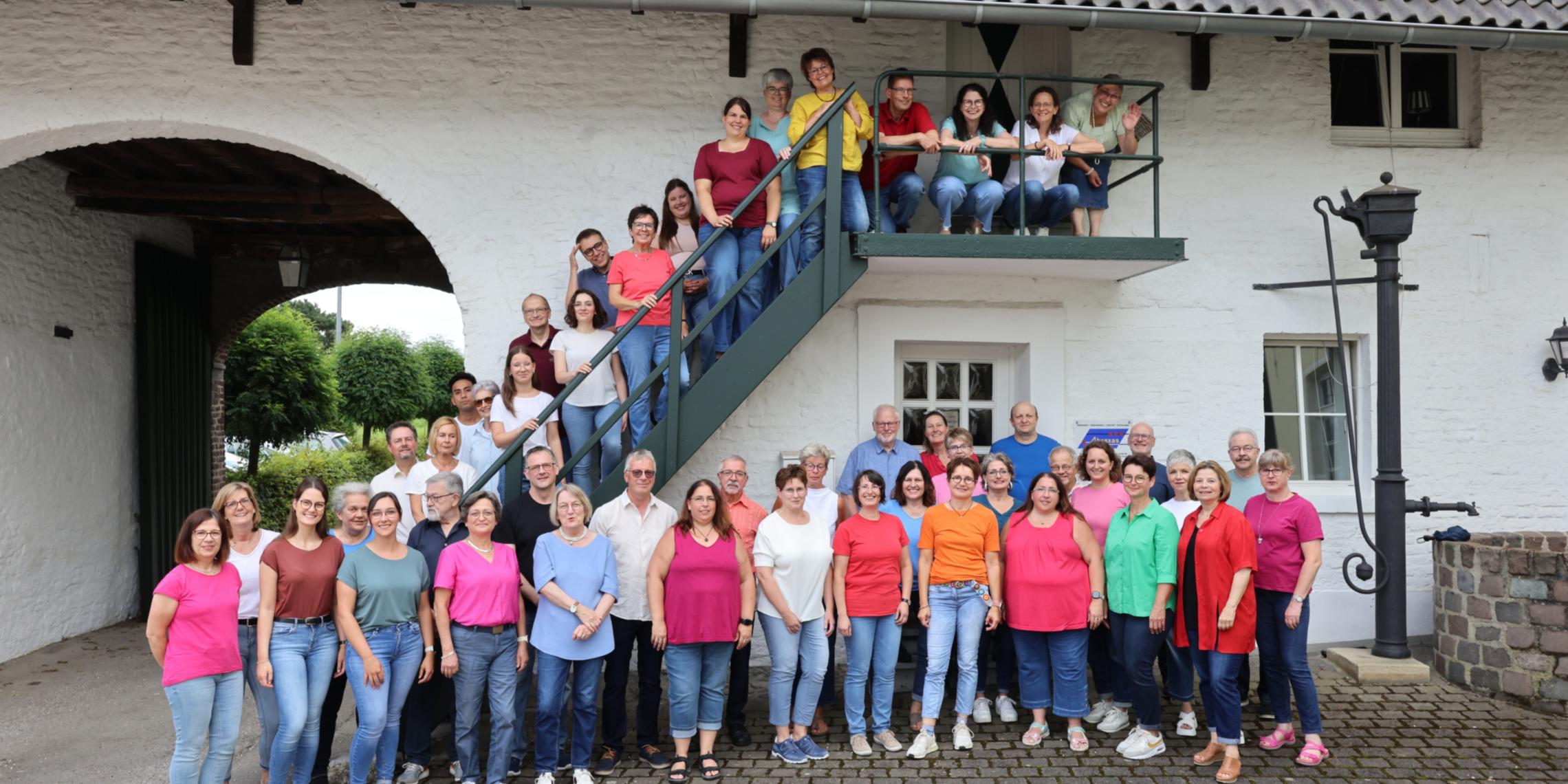 Foto Chor 2024 auf Treppe Lattens Hof