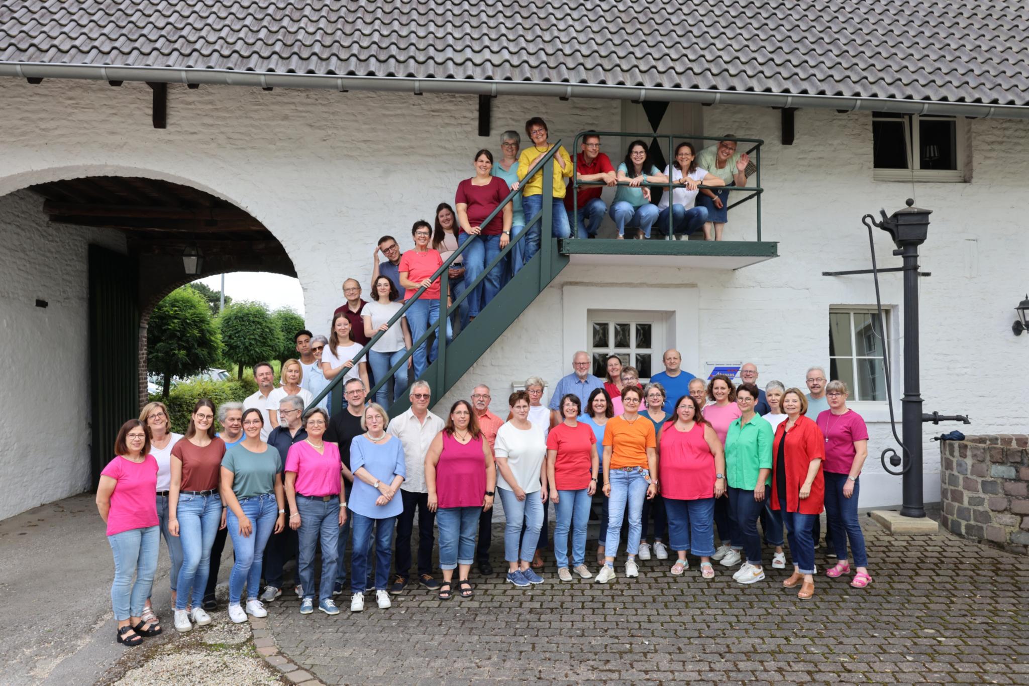 Foto Chor 2024 auf Treppe Lattens Hof