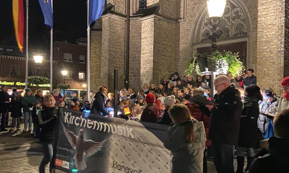 Impressionen zur Aktion „Kirchenmusik: klangvoll vereint für Frieden und Demokratie“ am Abend des 8. November