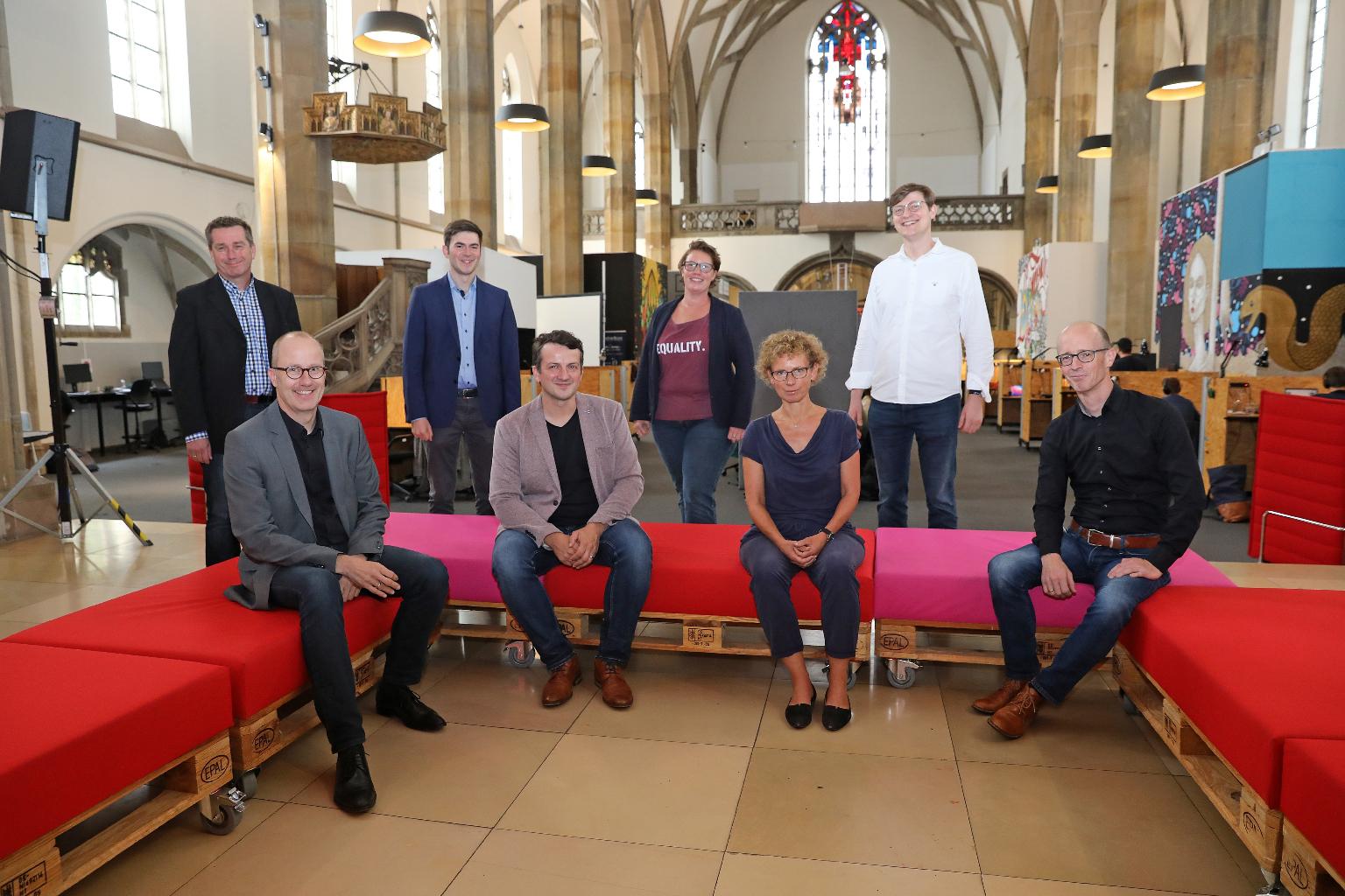 Das Team der Innovationsplattform: Robert von Reth, Christoph Lohschelder (Leitung), Miriam Daxberger, Dr. Simon Harrich (hintere Reihe von links), Auftraggeber Dr. Frank Dillmann, Dr. Christian Schröder, Dr. Angela Reinders und Florian Sobetzko (vordere Reihe von links). Nicht auf dem Foto ist Oliver Schröder. (c) Bistum Aachen / Andreas Steindl