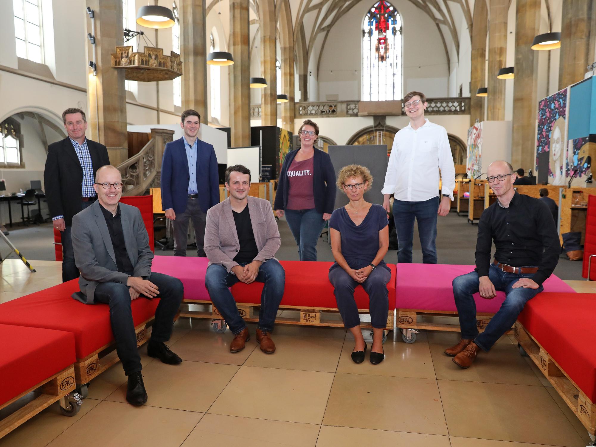 Das Team der Innovationsplattform: Robert von Reth, Christoph Lohschelder (Leitung), Miriam Daxberger, Dr. Simon Harrich (hintere Reihe von links), Auftraggeber Dr. Frank Dillmann, Dr. Christian Schröder, Dr. Angela Reinders und Florian Sobetzko (vordere Reihe von links). Nicht auf dem Foto ist Oliver Schröder.