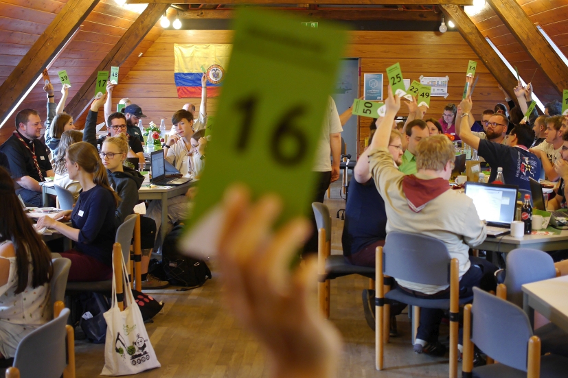 Die Diözesanversammlung ist das größte beschlussfassende Gremium des BDKJ Aachen. Die Delegierten aller Mitglieds- und Regionalverbände geben dem BDKJ-Vorstand Rückmeldungen zum vergangenen Jahr und entscheiden gemeinsam über die nächsten Projekte und die Schwerpunktsetzung innerhalb des Dachverbandes.
