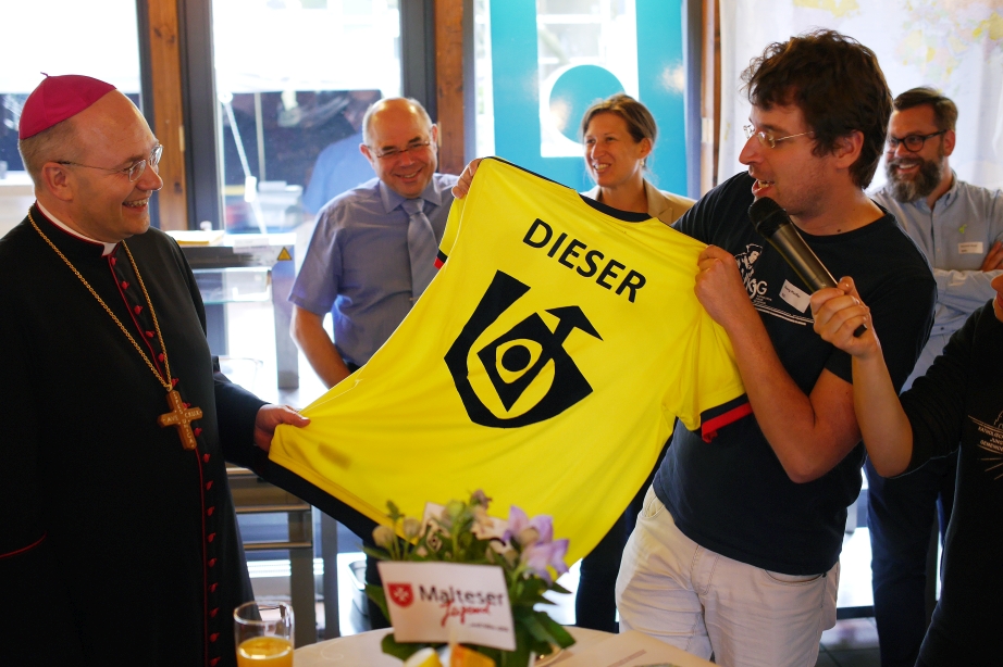 Die Mitgliedsverbände des BDKJ stellten sich und ihre Arbeit dem Bischof vor und hatten als Erinnerung Geschenke vorbereitet. Die Katholische junge Gemeinde (KjG) überreichte ein Kolumbien-Trikot mit dem Logo des Verbandes und dem Namen des Beschenkten.