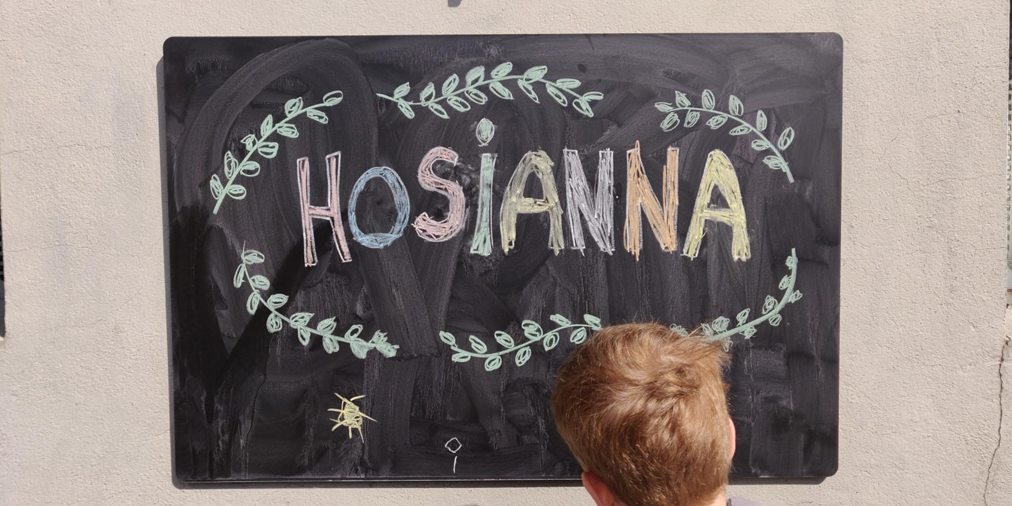 Hosianna-Schriftzug aus Kreide