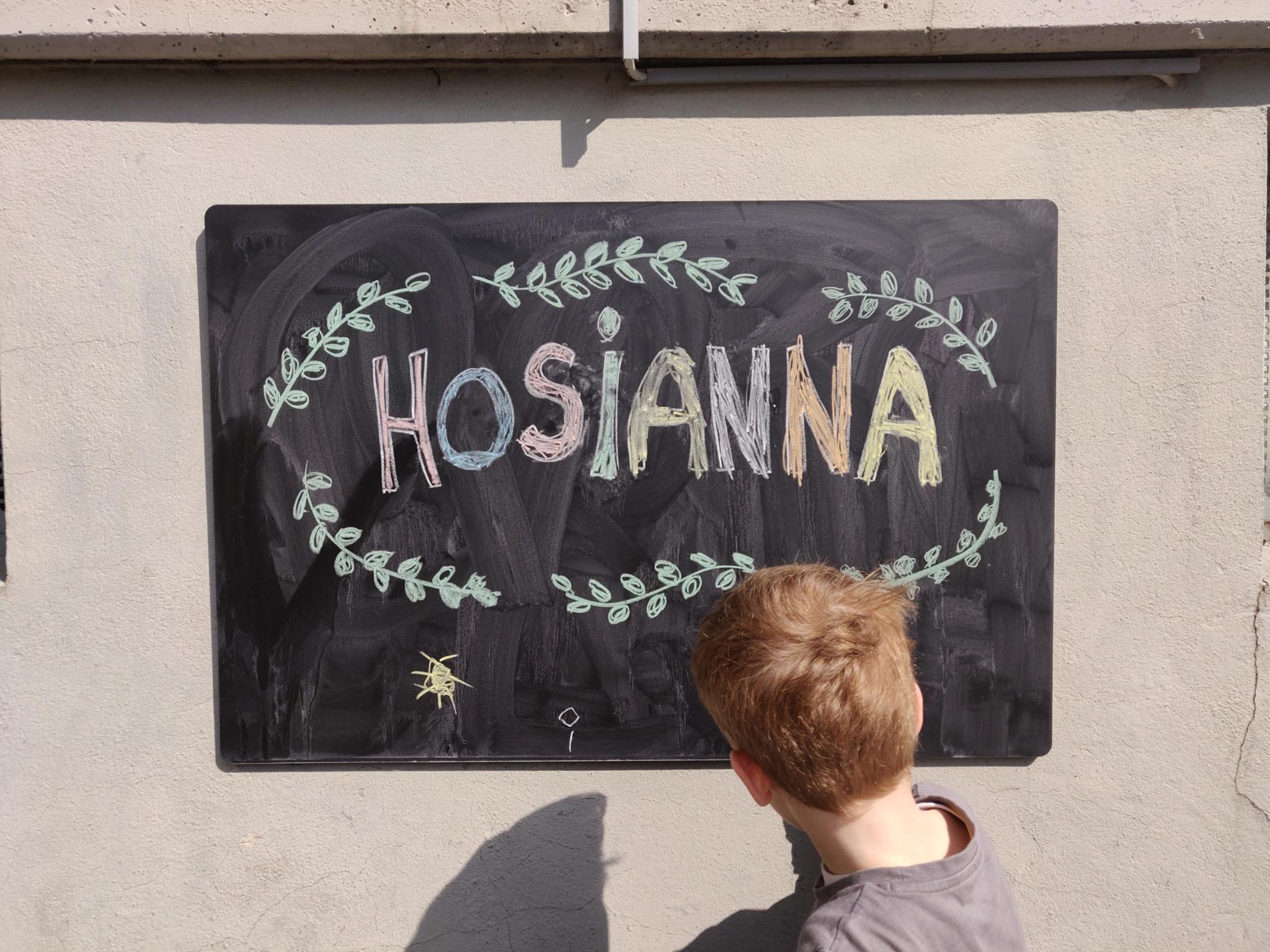 Hosianna-Schriftzug aus Kreide