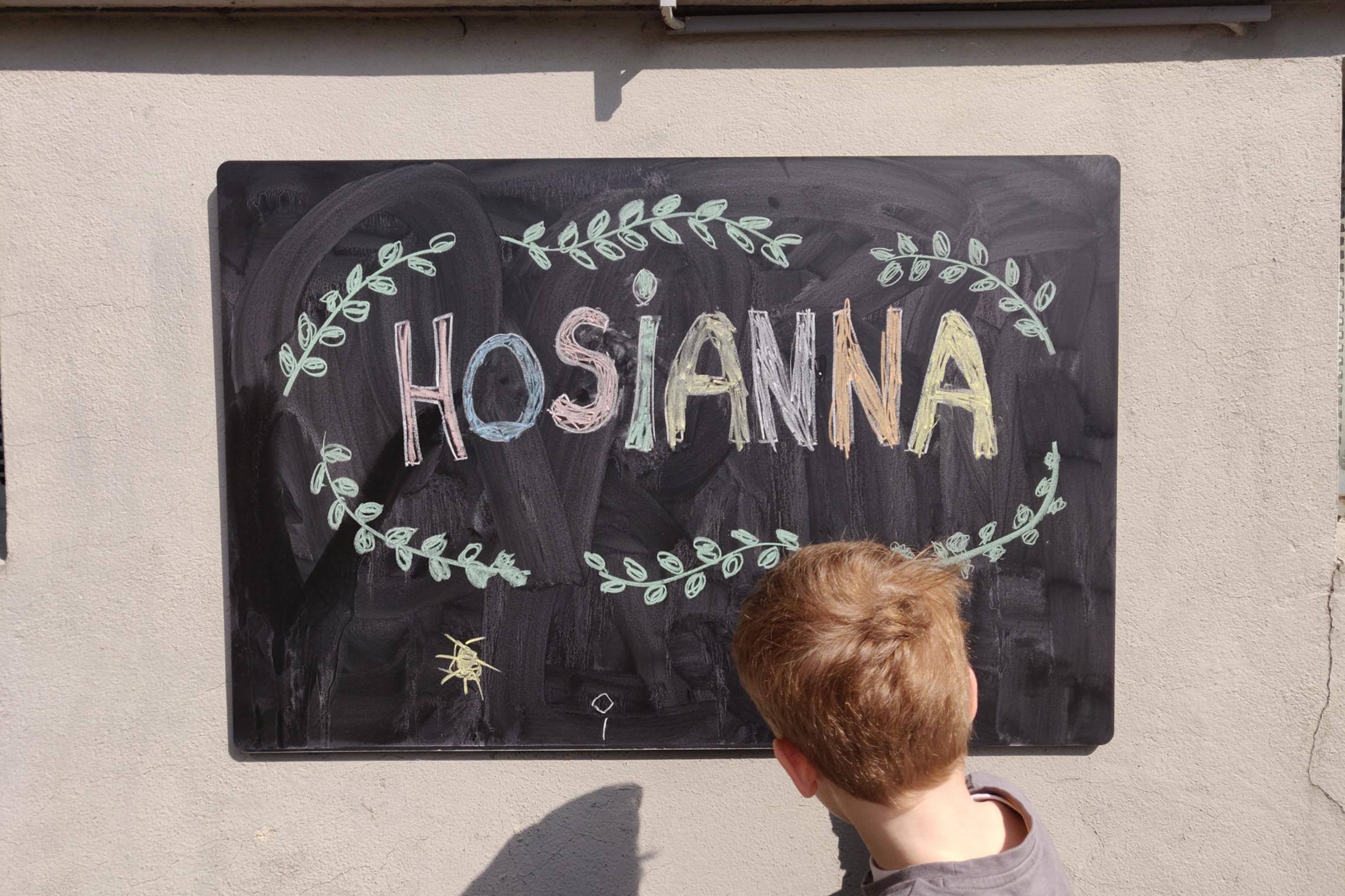 Hosianna-Schriftzug aus Kreide