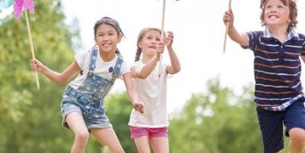 Kinder im Wind