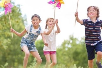 Kinder im Wind