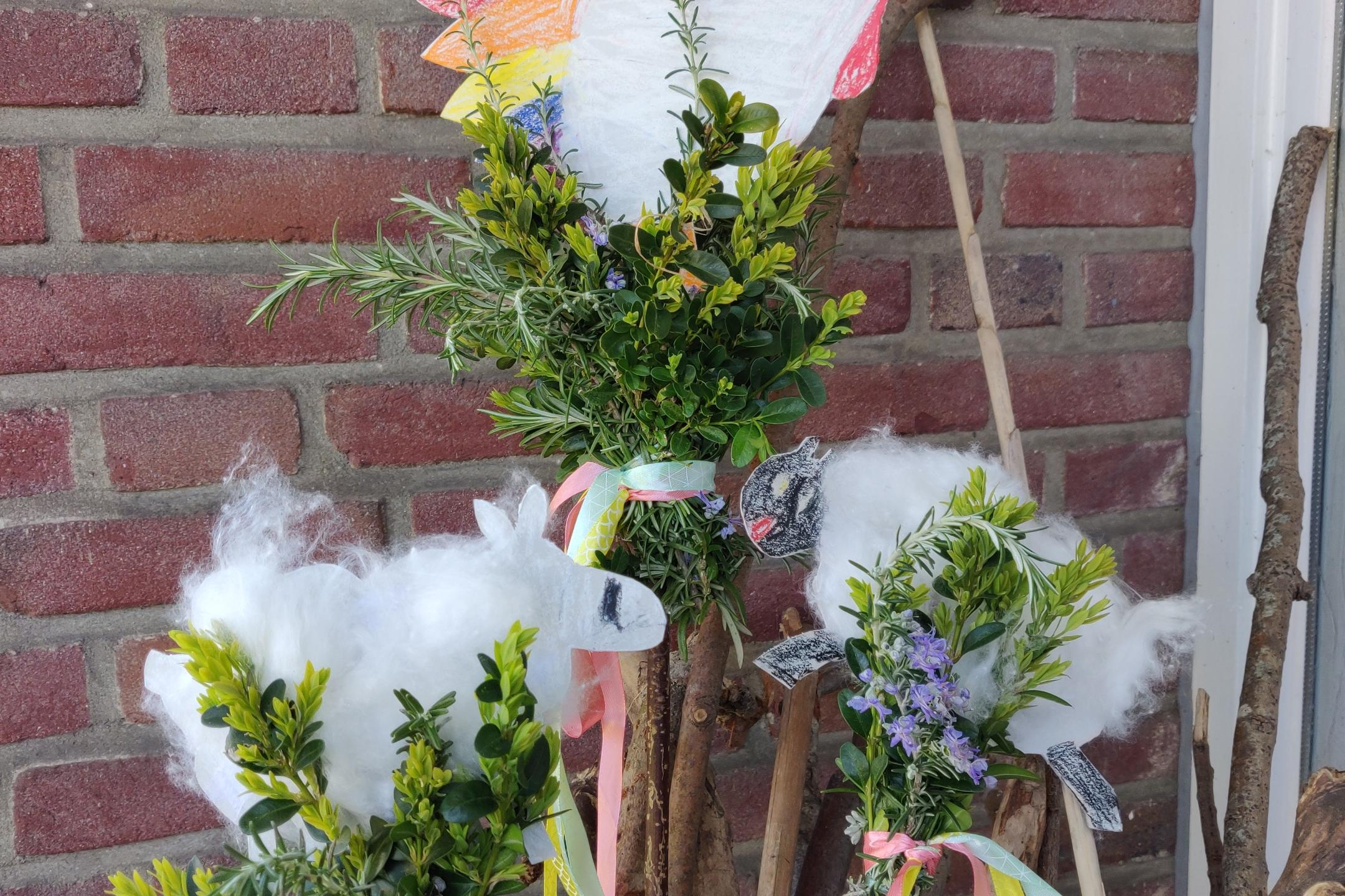 Palmstecken mit Hahn und zwei Lämmern